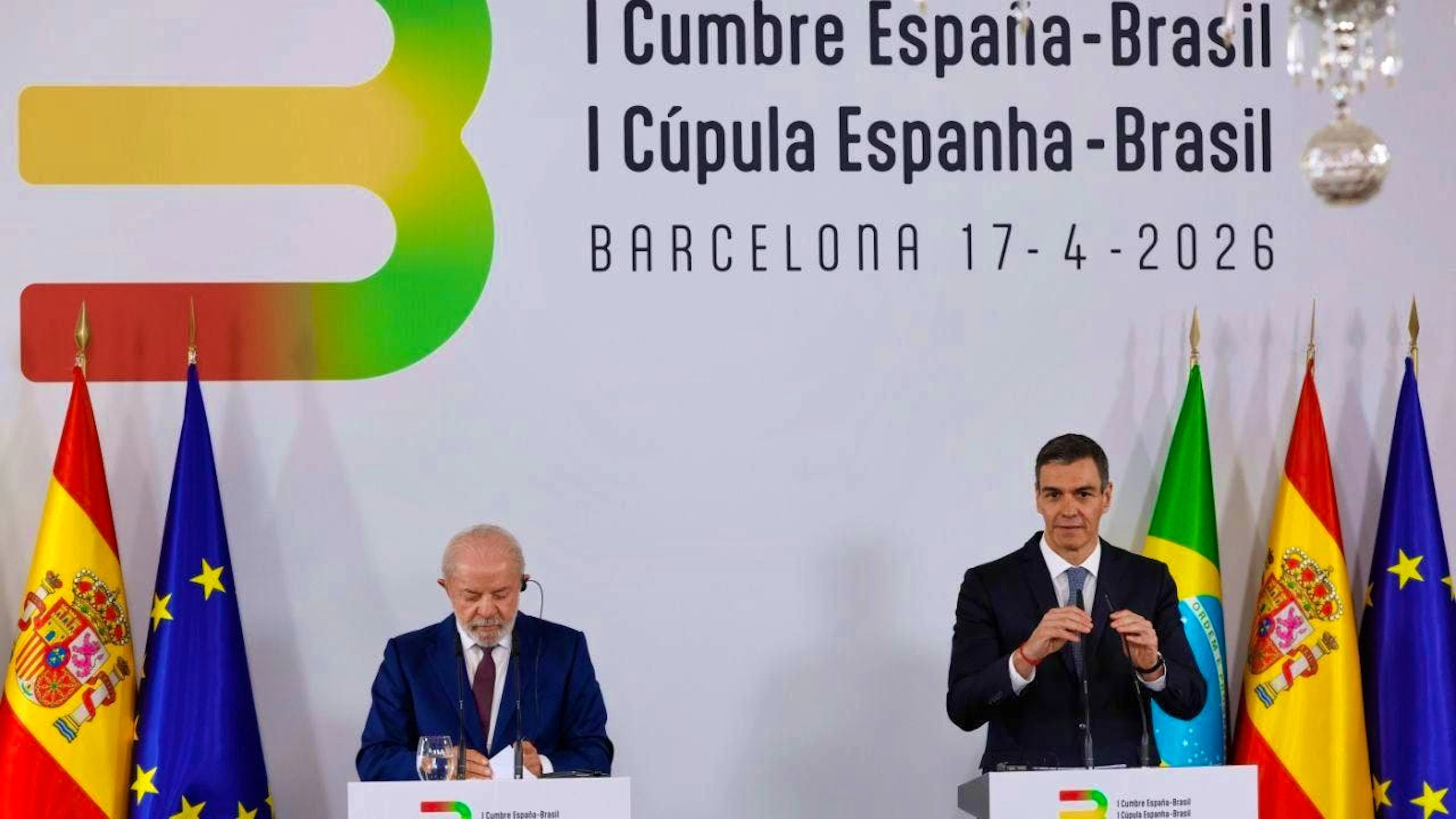 Spanish Prime Minister Pedro Sánchez (right) and Brazilian President Luiz Inacio Lula da Silva speak to the media in Barcelona. Photo: Joan Monfort/AP/dpa