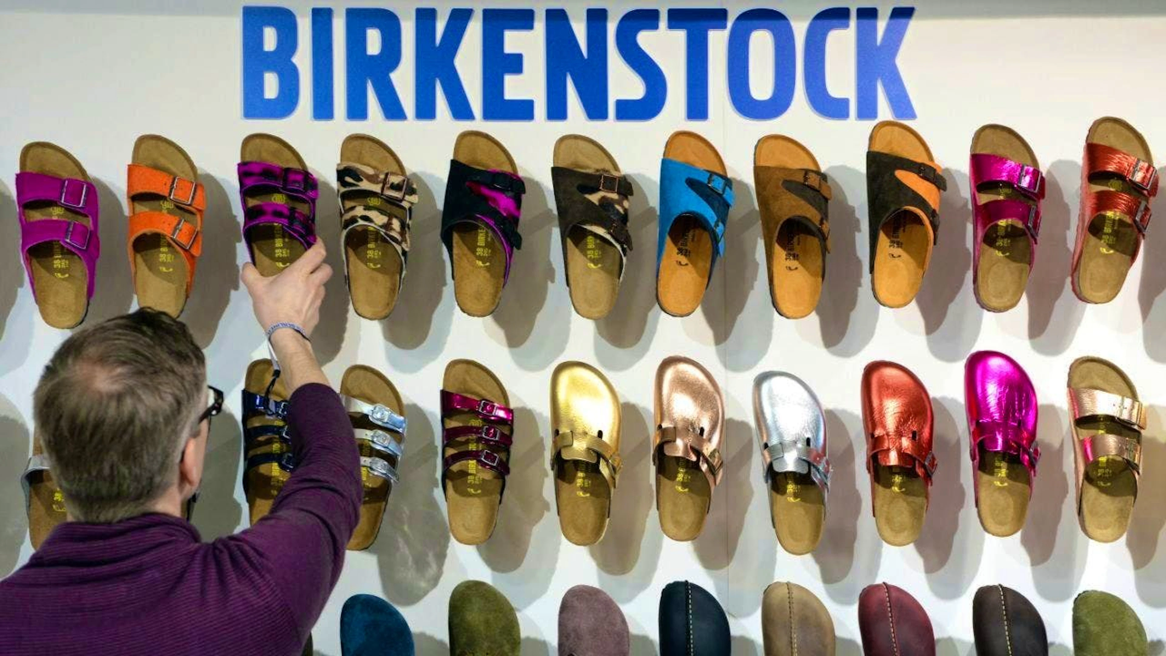 The German shoe manufacturer Birkenstock has opened its first own store in Switzerland. With the store in Zurich's Old Town, the company is expanding its European store network to a total of 30 stores.
