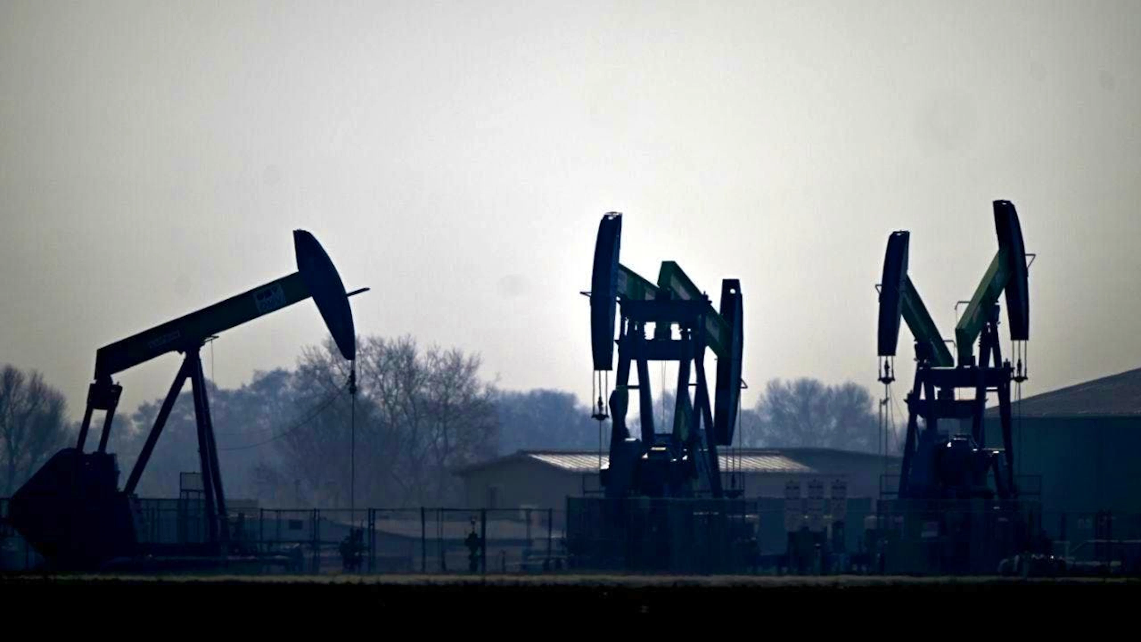 Oil prices fell slightly in the morning. A barrel of Brent crude fell by 1.26% to 98.09 US dollars. The reasons for this are the ceasefire in Lebanon and hopes for an end to the Iran war. (archive picture)