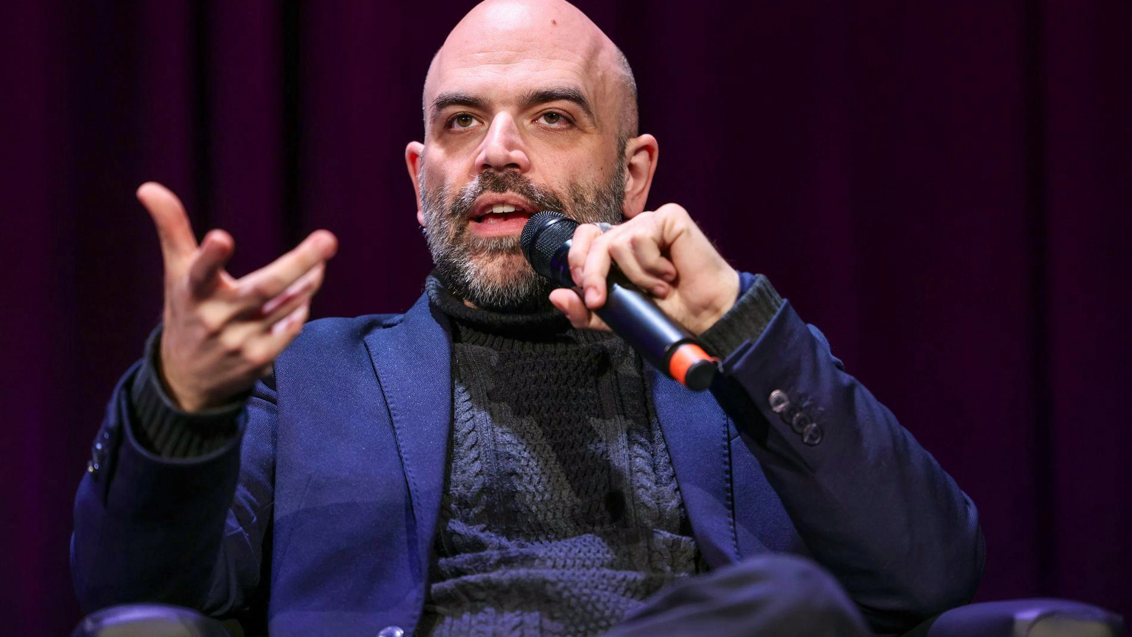 L'écrivain et journaliste Roberto Saviano vit sous protection policière depuis qu'il a révélé dans son best-seller «Gomorra» les secrets de la mafia napolitaine, la Camorra, en 2006.