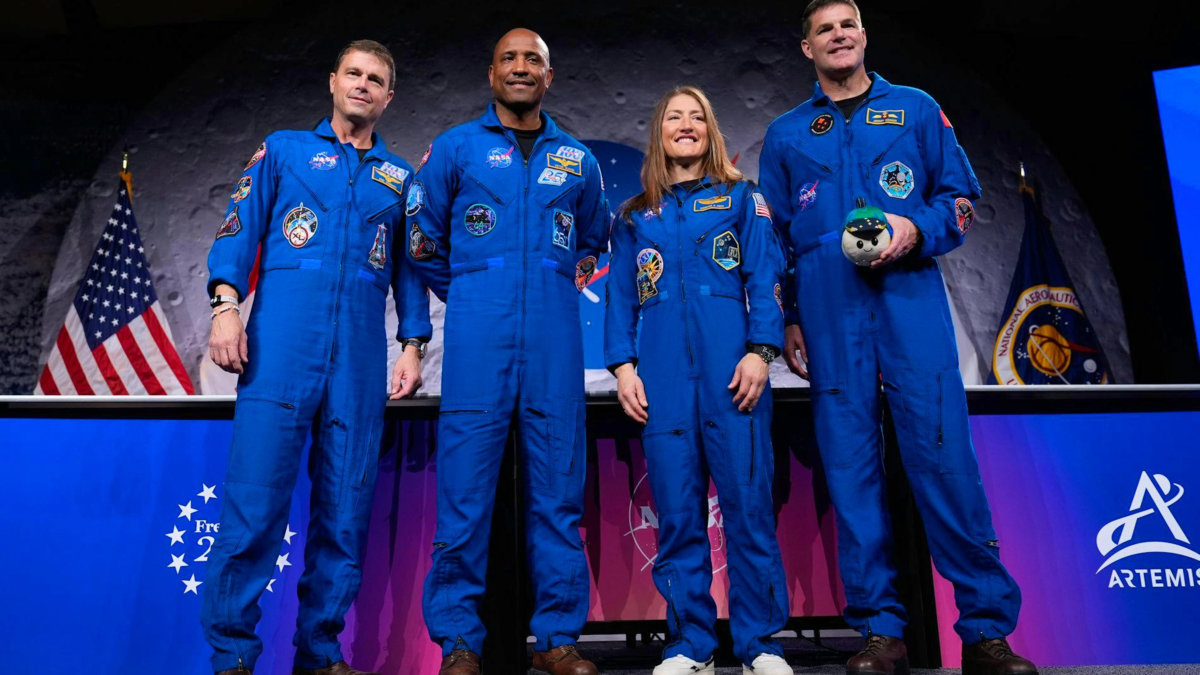 L'équipage de la mission Artemis II de la NASA – les astronautes de la NASA Reid Wiseman, Victor Glover et Christina Koch, ainsi que l'astronaute de l'Agence spatiale canadienne (ASC) Jeremy Hansen – posent pour une photo lors d'une conférence de presse le jeudi 16 avril 2026 à Houston. (Photo AP/Ashley Landis)