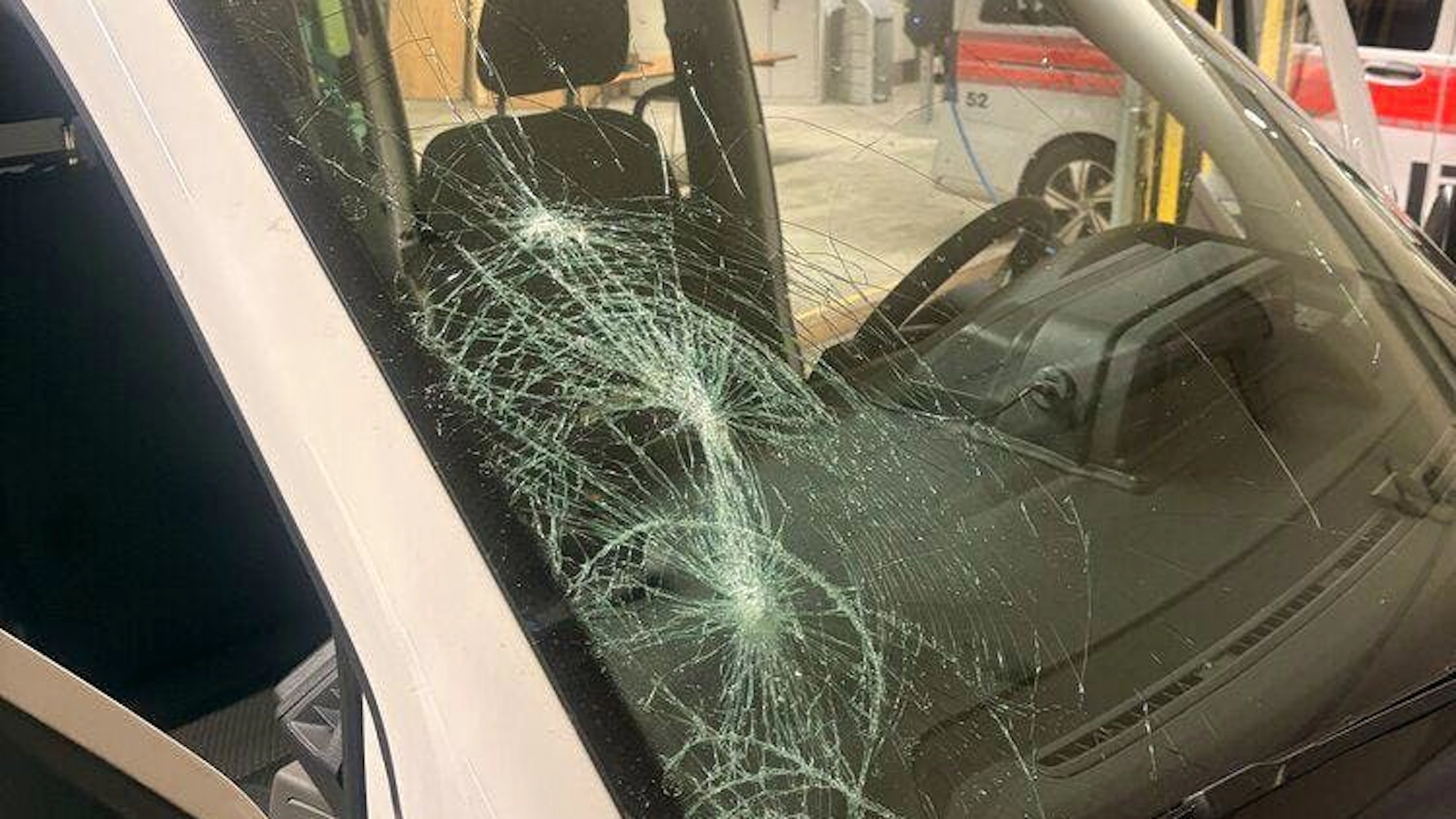 Ein beschädigter Streifenwagen nach dem Party-Einsatz.