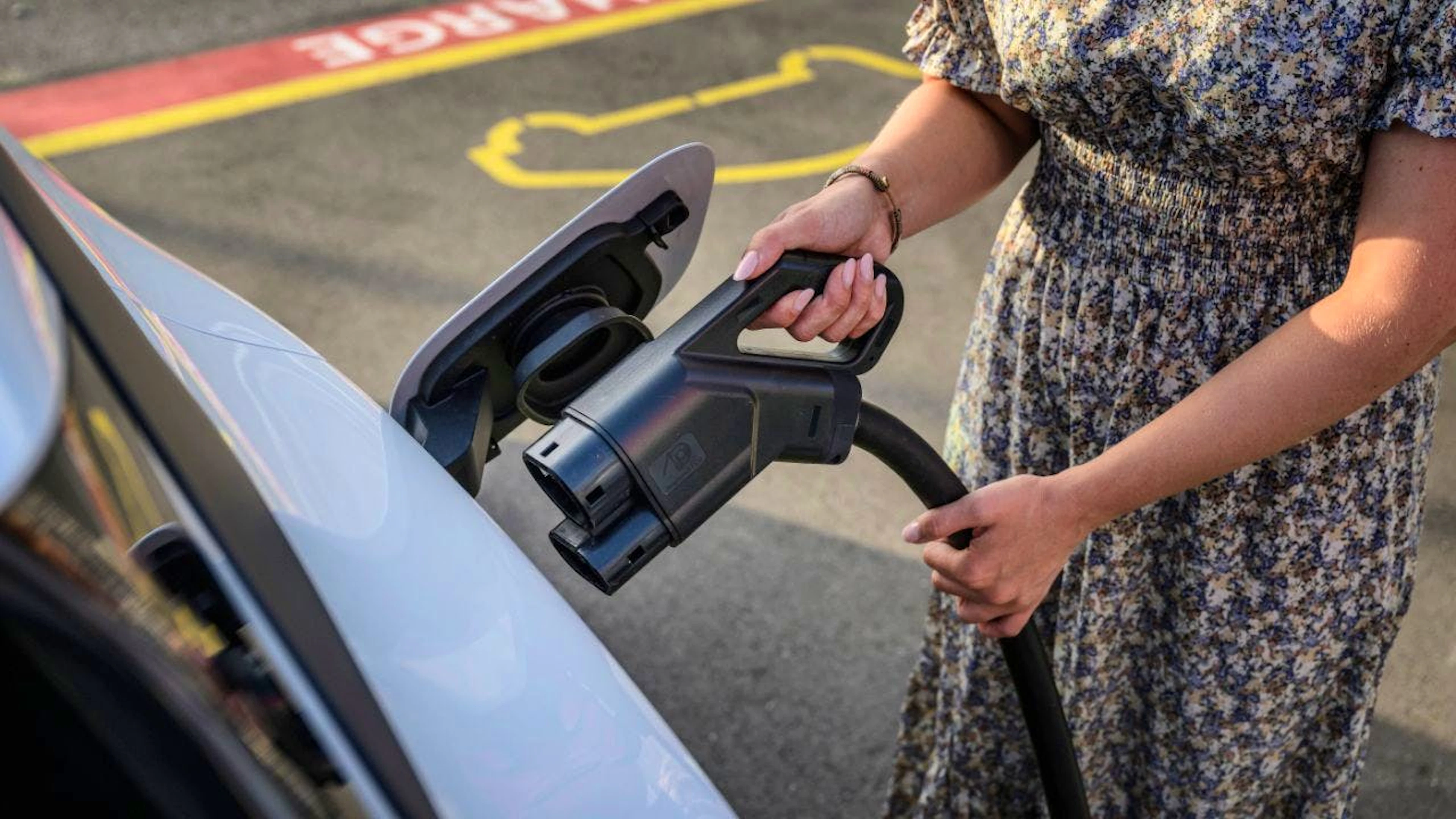 Der E-Auto-Anteil beträgt schweizweit 5,5 Prozent. Mehr als doppelt so hoch ist er im Kanton Zug. (Symbolbild)