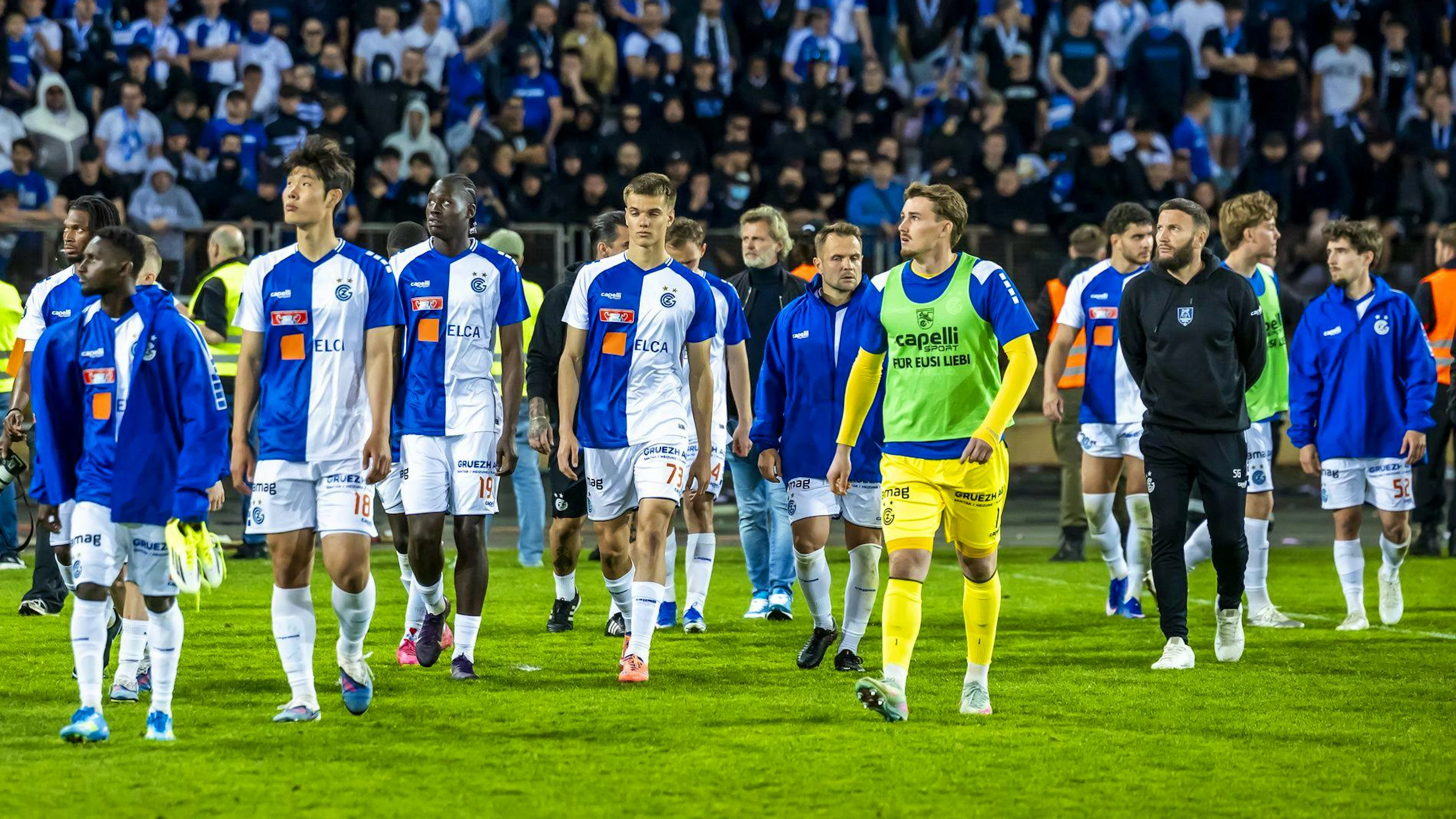 Les joueurs de Grasshopper déçus après leur défaite face au Stade Lausanne-Ouchy