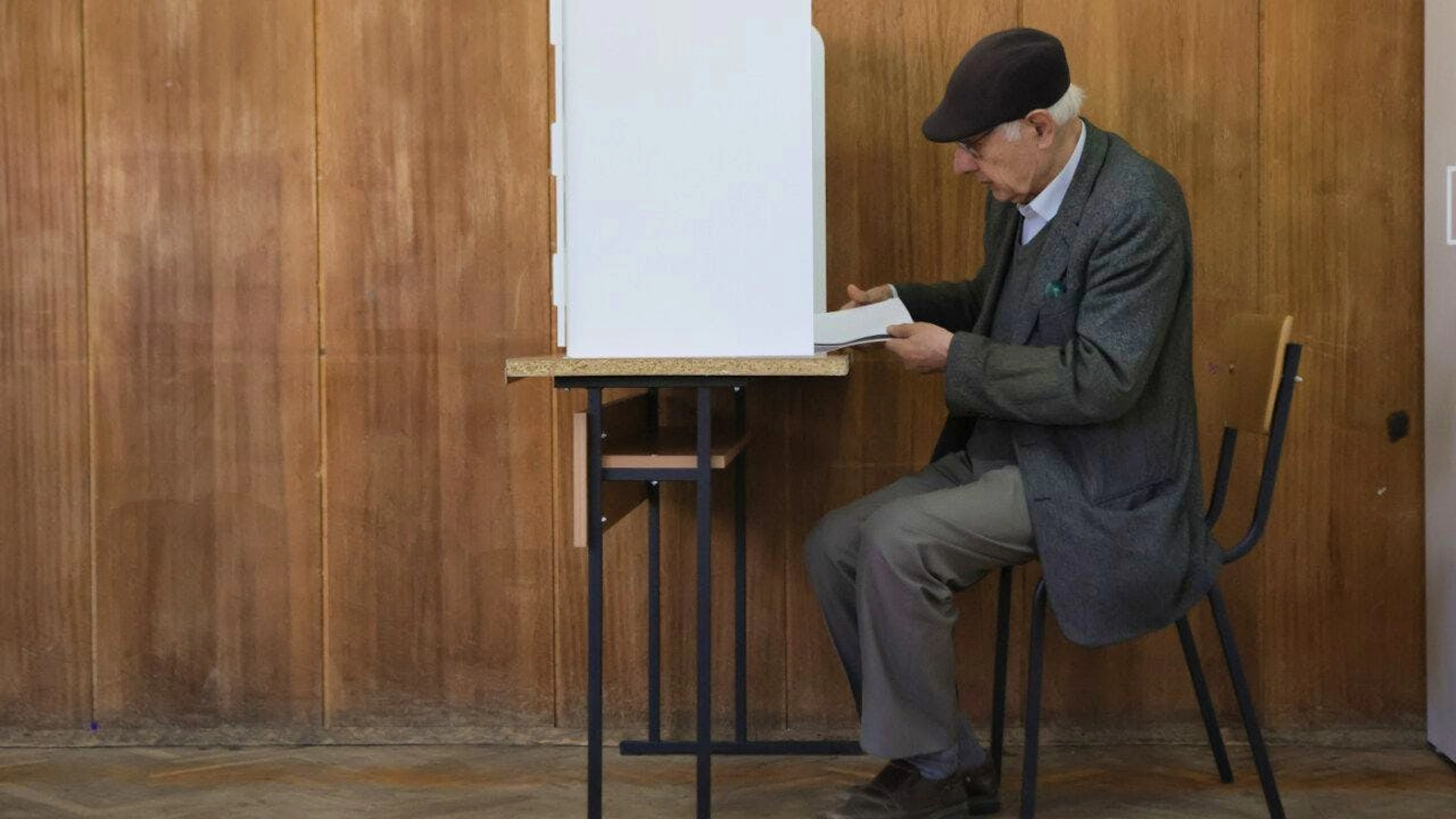 dpatopbilder – Ein Mann gibt seine Stimme in einem Wahllokal in Sofia ab. Foto: Valentina Petrova/AP/dpa