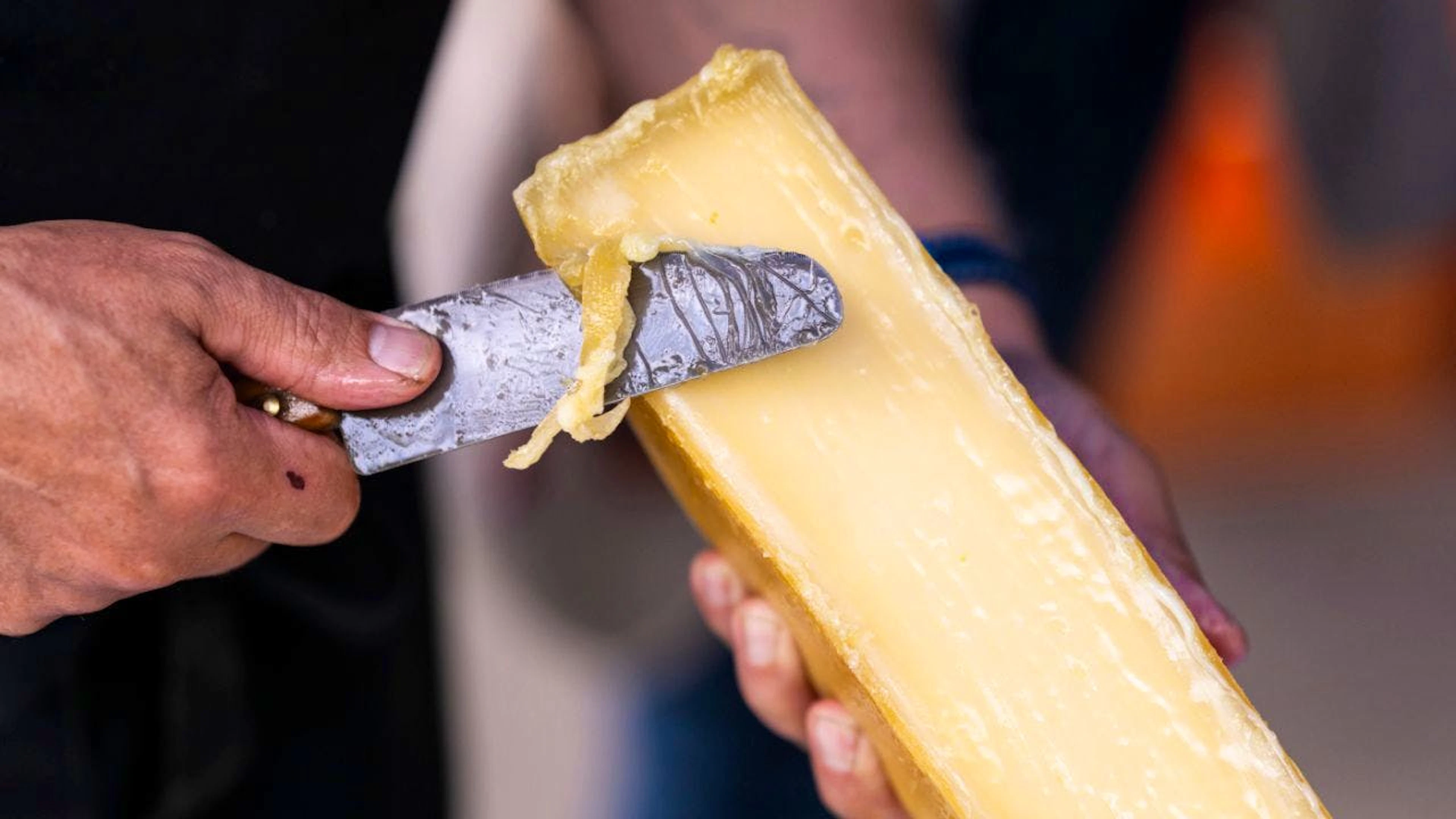 La raclette è un elemento centrale della cultura vallesana.