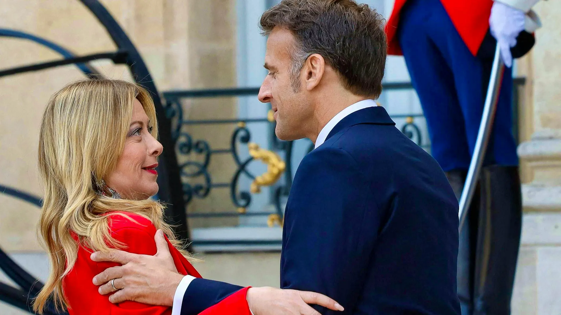 Graeting Macron hugs Meloni - greeting goes viral