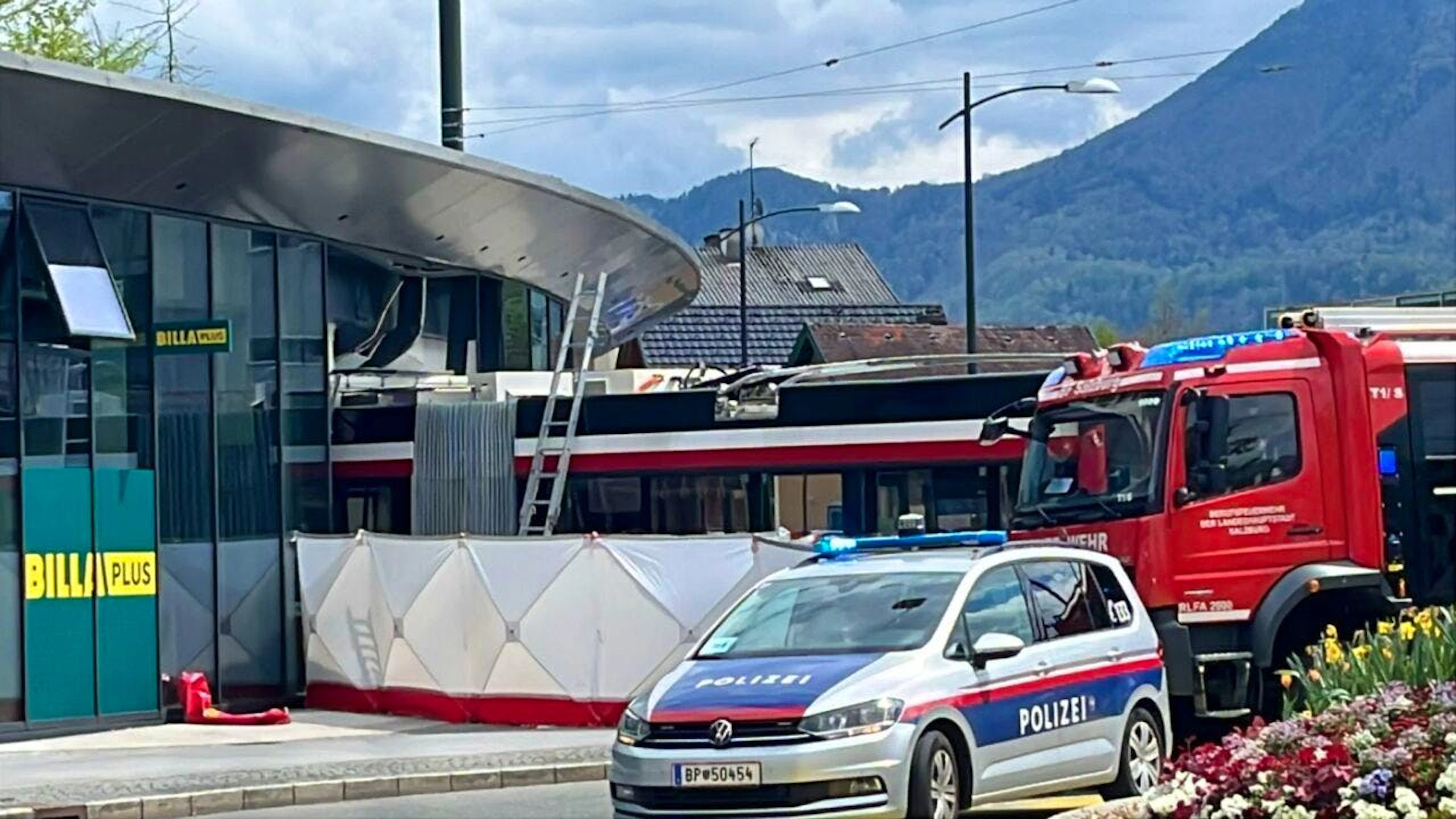 Einsatzkräfte am Unglücksort in Salzburg. Foto: Fmt-Pictures – Mw/APA/dpa