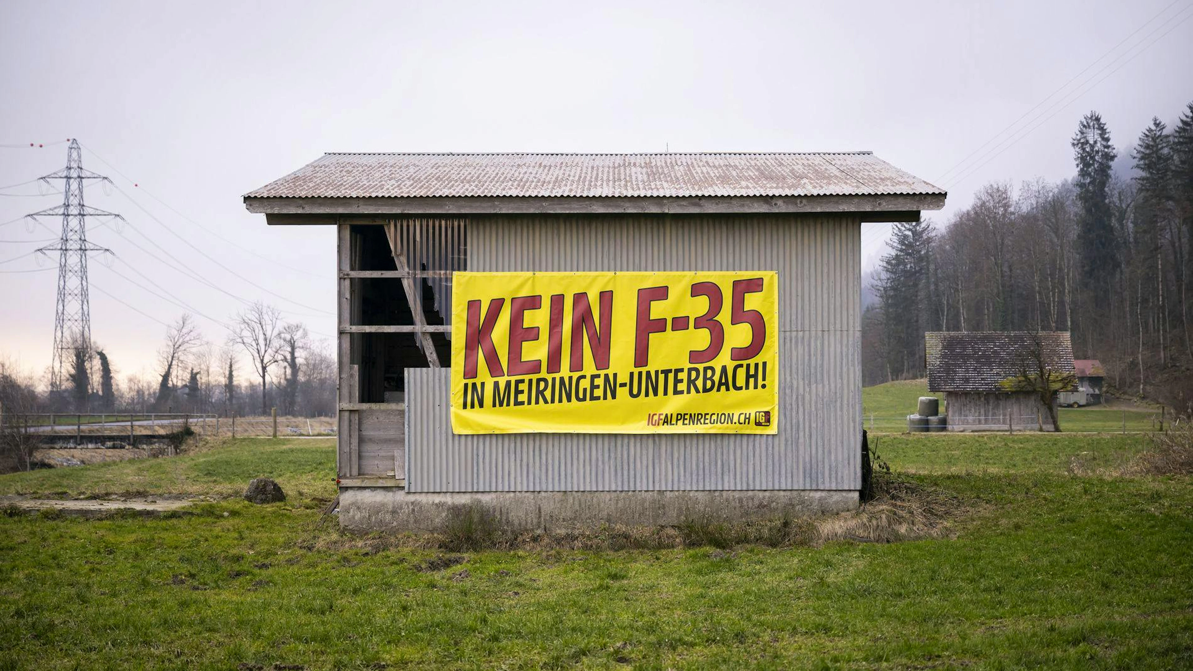 Seit Monaten hängen im Raum Meiringen Plakate mit der Aufschrift «Kein F-35 in Meiringen-Unterbach». Sie wurden aufgehängt von der Vereinigung IGF Alpenregion.
