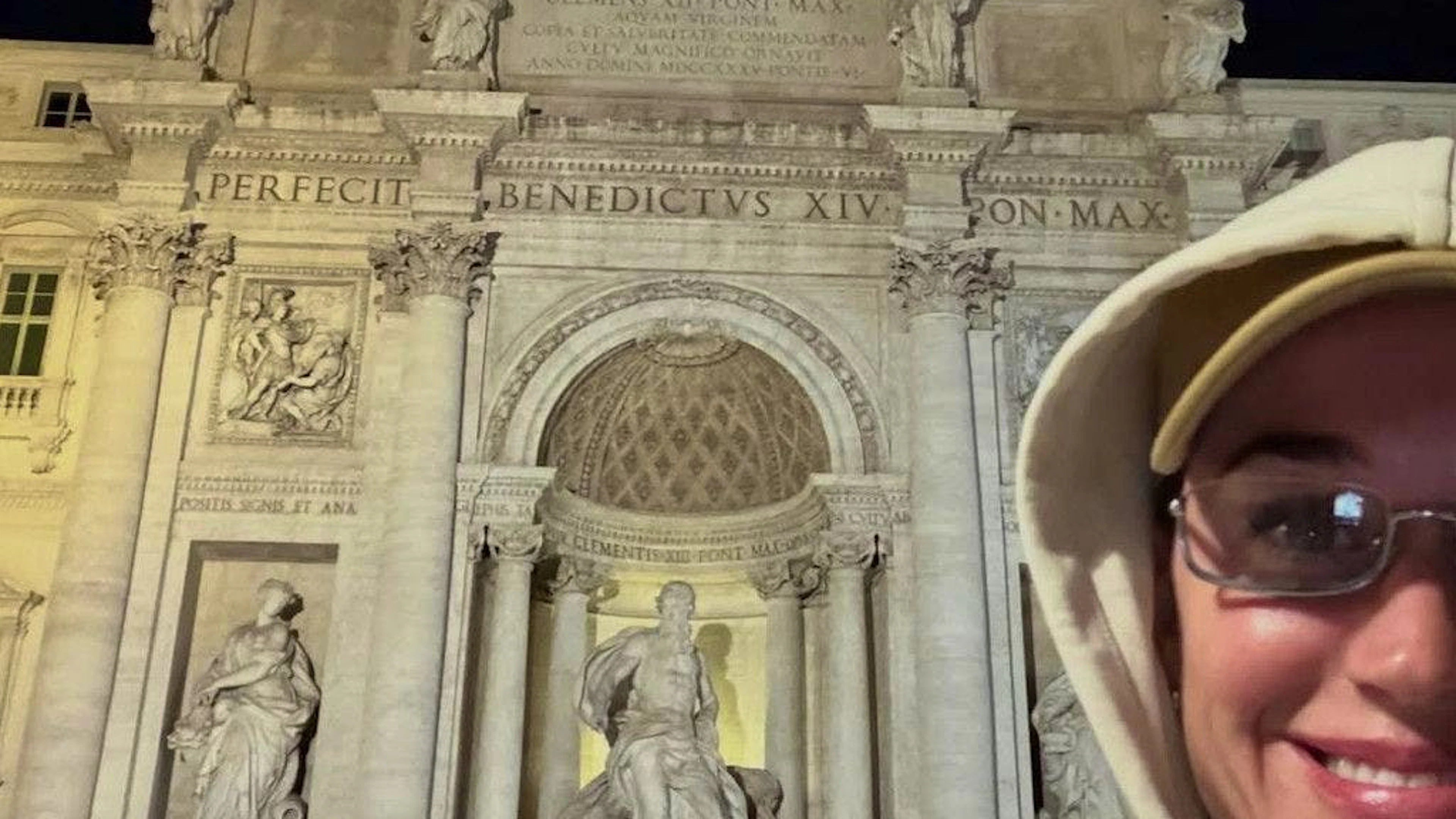 Katy Perry a jeté sa carte de crédit dans la fontaine de Trevi lors d'un voyage à Rome, en Italie, ce week-end.
