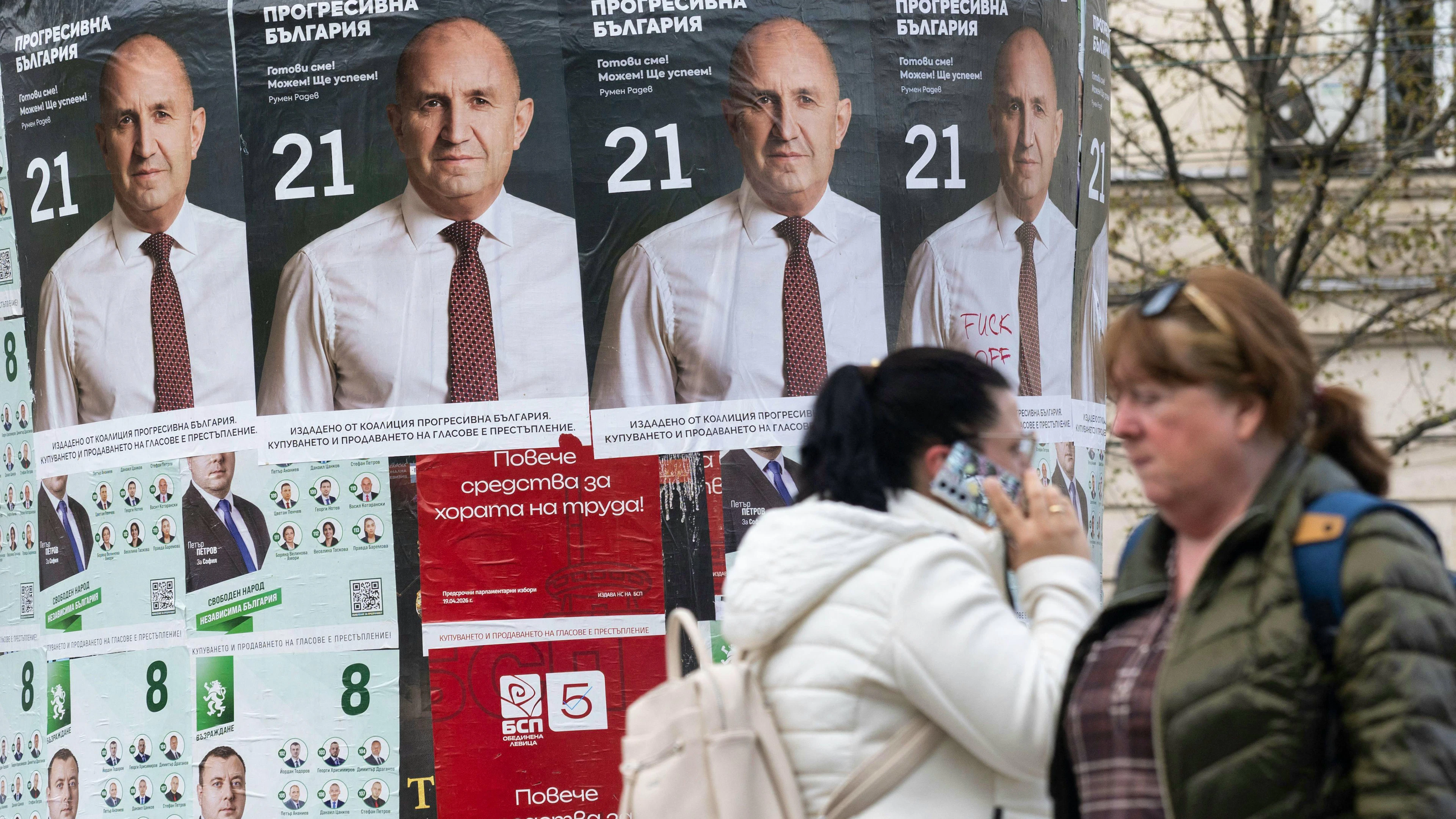 L'ex-président bulgare Roumen Radev, partisan de la reprise du dialogue avec Moscou, a remporté la majorité au parlement, selon des résultats électoraux quasi définitifs publiés lundi, ce qui pourrait mettre fin à l'instablilité politique après huit scrutins législatifs en cinq ans.