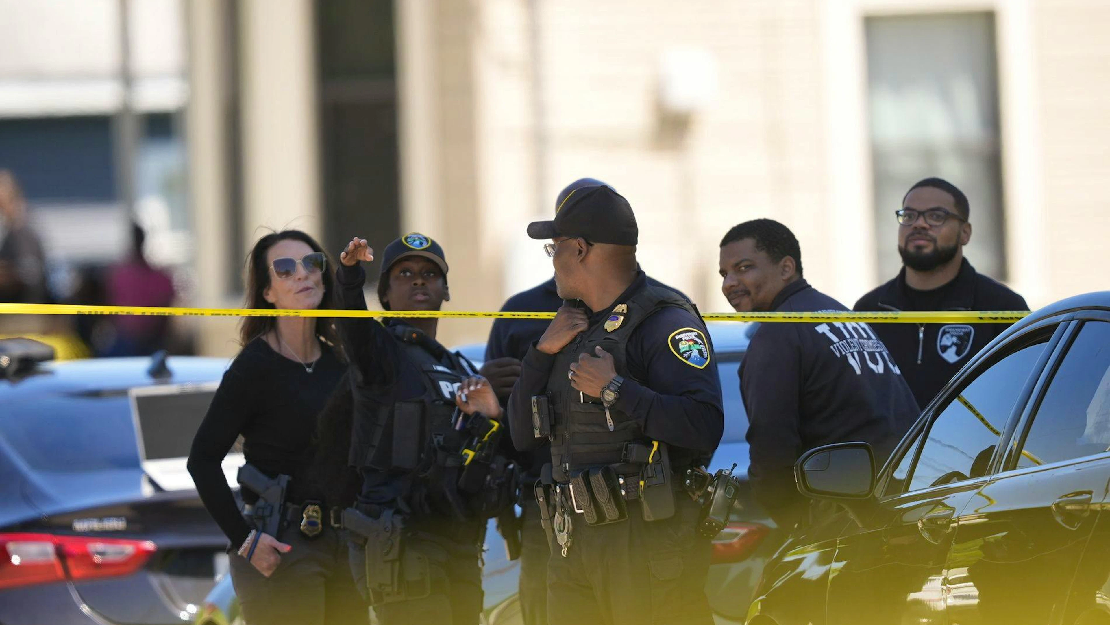 Des policiers interviennent près du lieu d'une fusillade de masse, le dimanche 19 avril 2026, à Shreveport, en Louisiane. (Photo AP/Gerald Herbert)