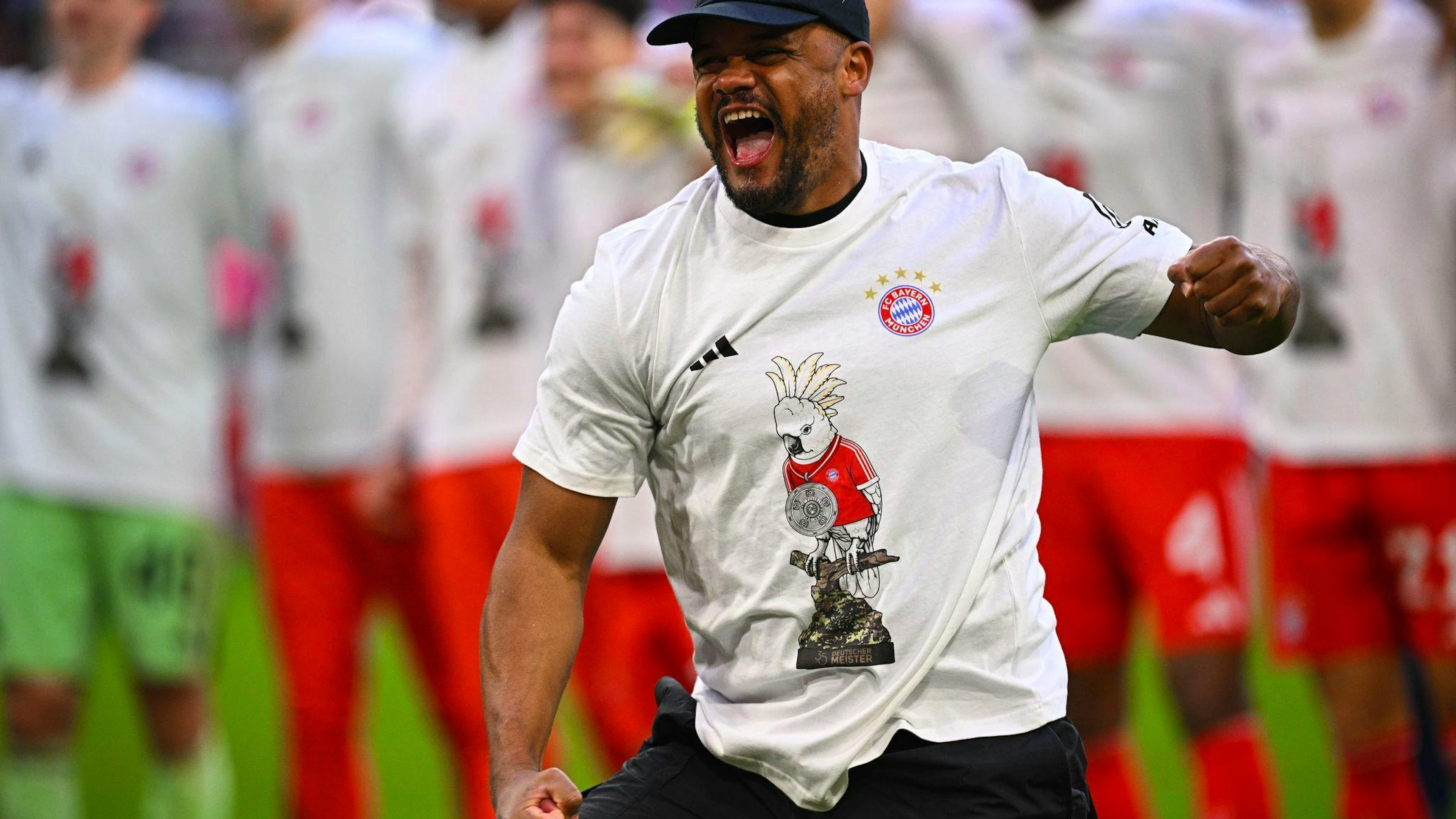 Nur Vincent Kompany geht nach der gewonnenen Meisterschaft aus sich heraus.