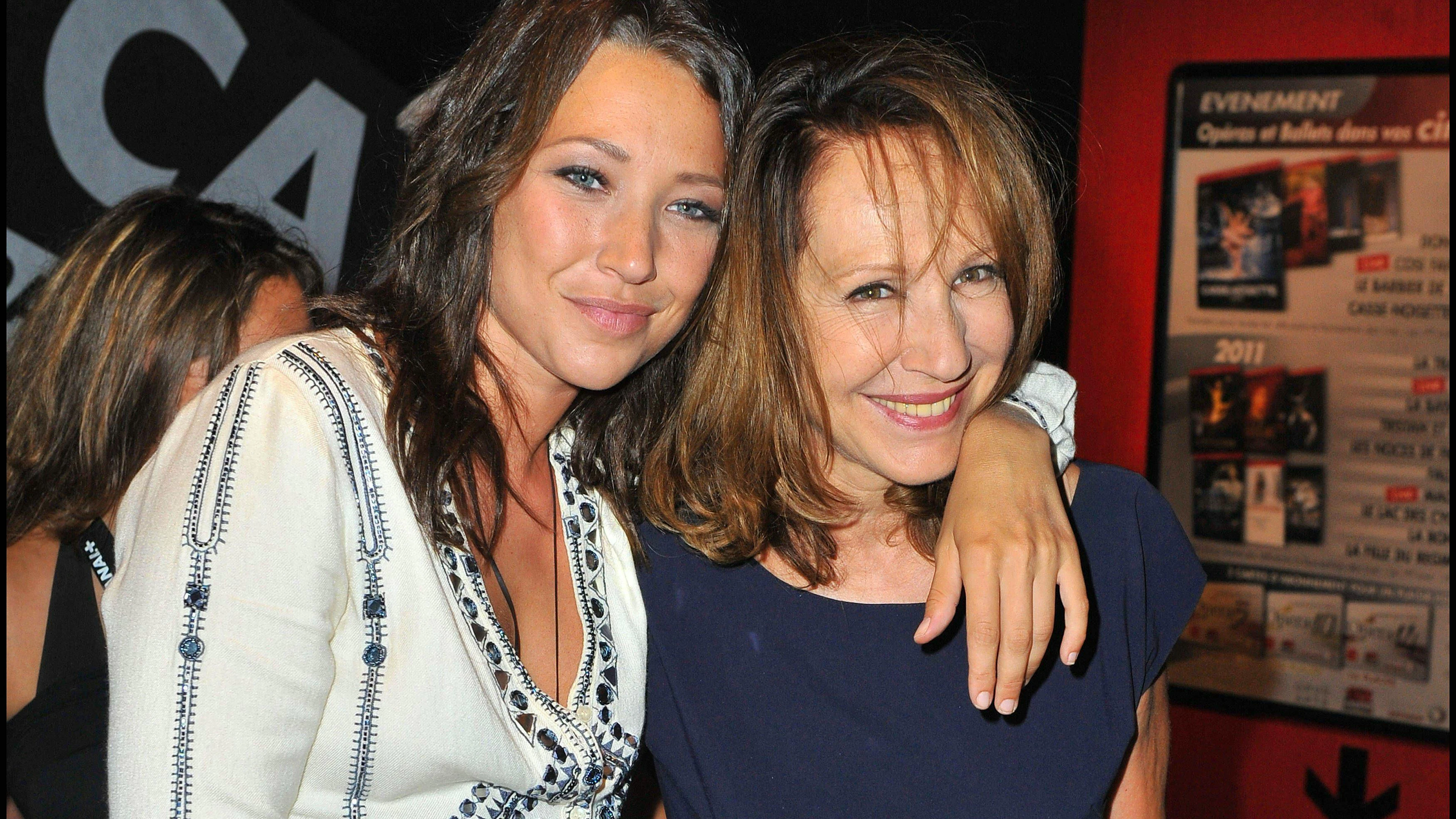 LAURA SMET et SA MERE NATHALIE BAYE - à l'avant-première du film «Pauline et François» – ANGOULEME Copyright: xGuillaumexGaffiot/BestimagexGuillaumexGaffiot/Bestimagex