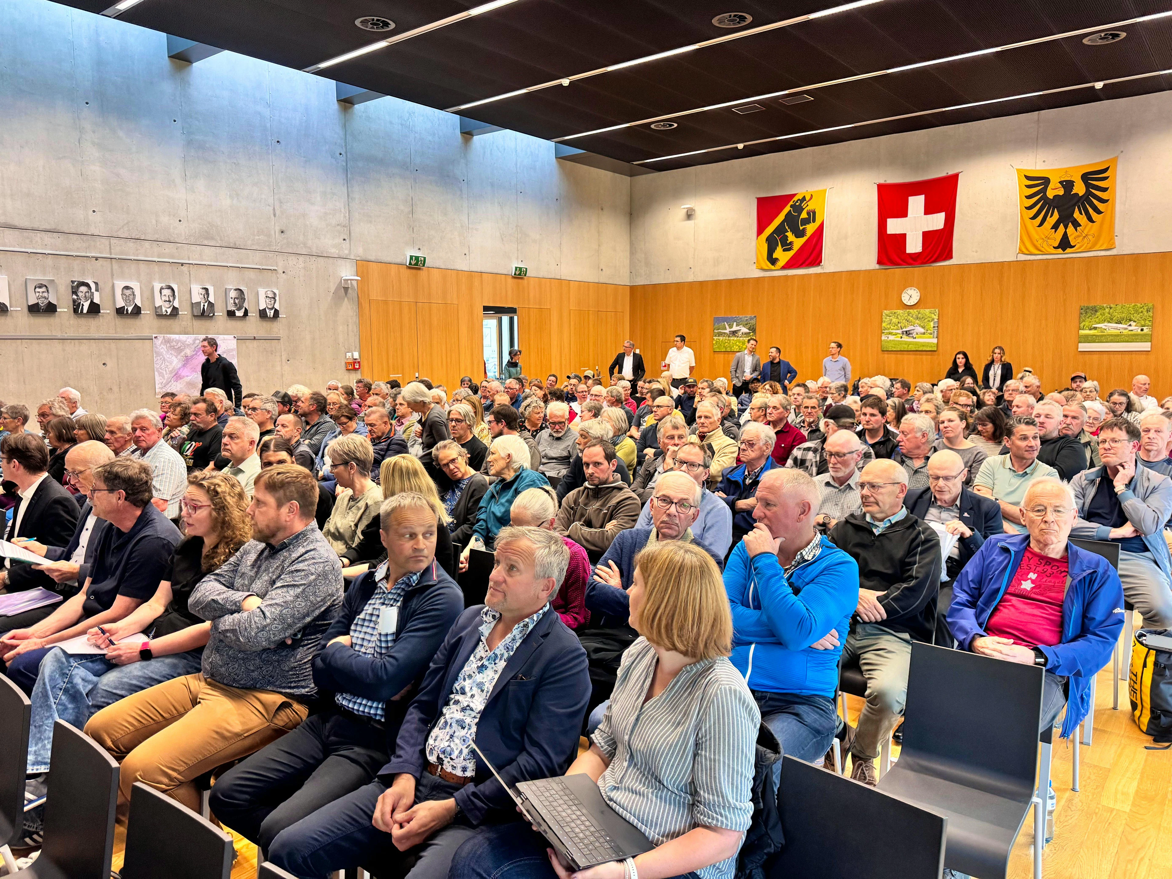 Über 170 Bürgerinnen und Bürger kamen zur Infoveranstaltung zum Kampfjet.