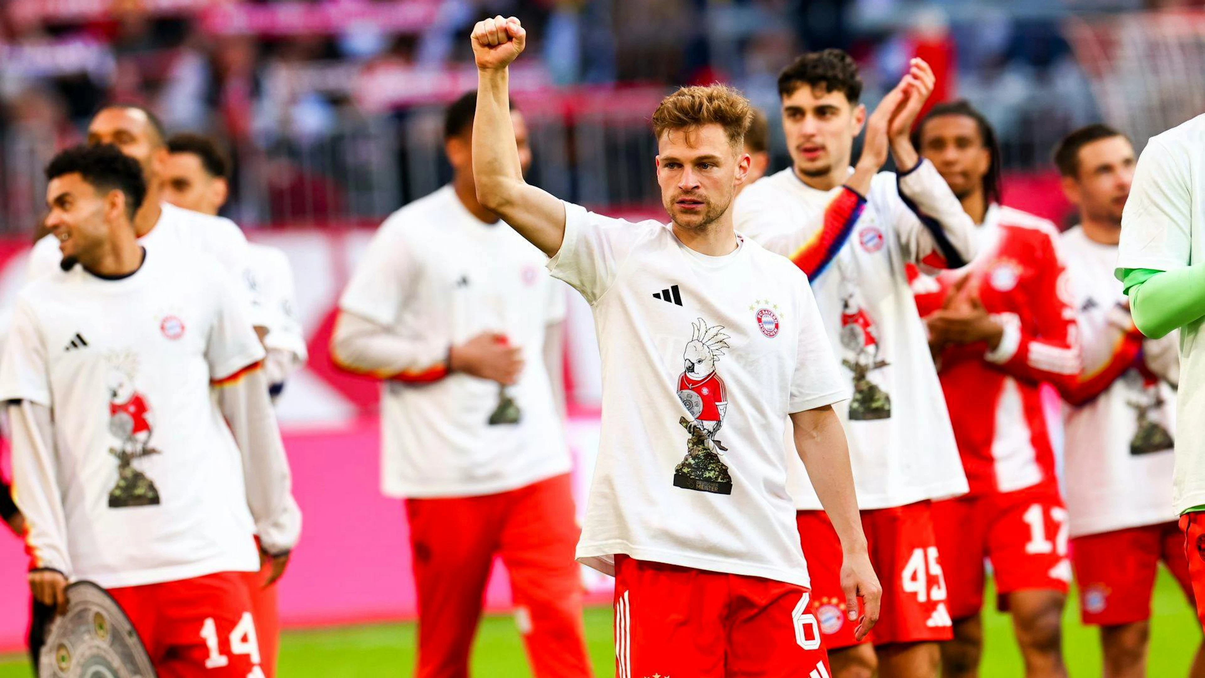 Joshua Kimmich und Co. haben die Meisterschale auch schon ausgelassener gefeiert.