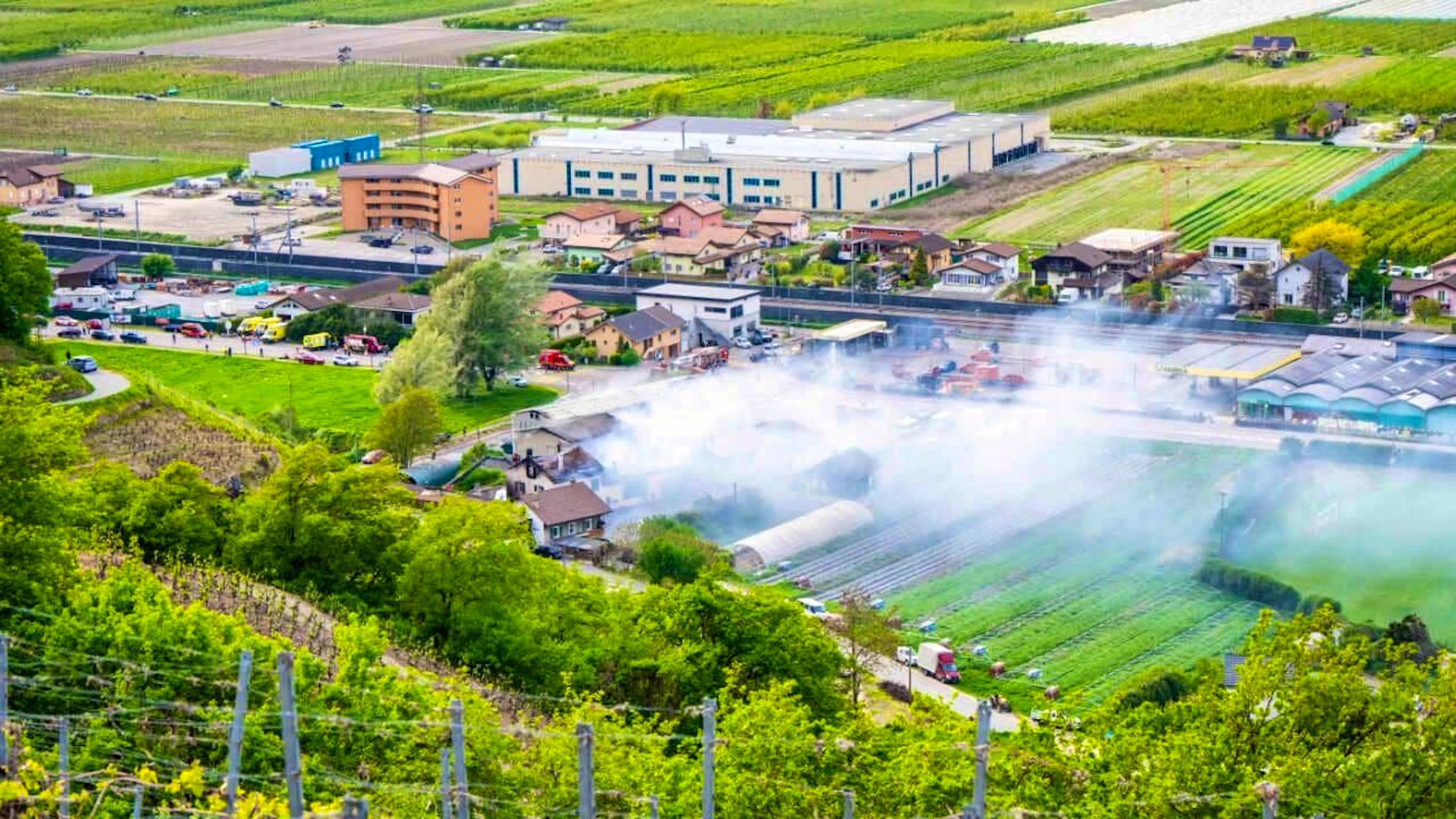 In the municipality of Saxon in Lower Valais, warehouses and a residential building caught fire on Monday afternoon.