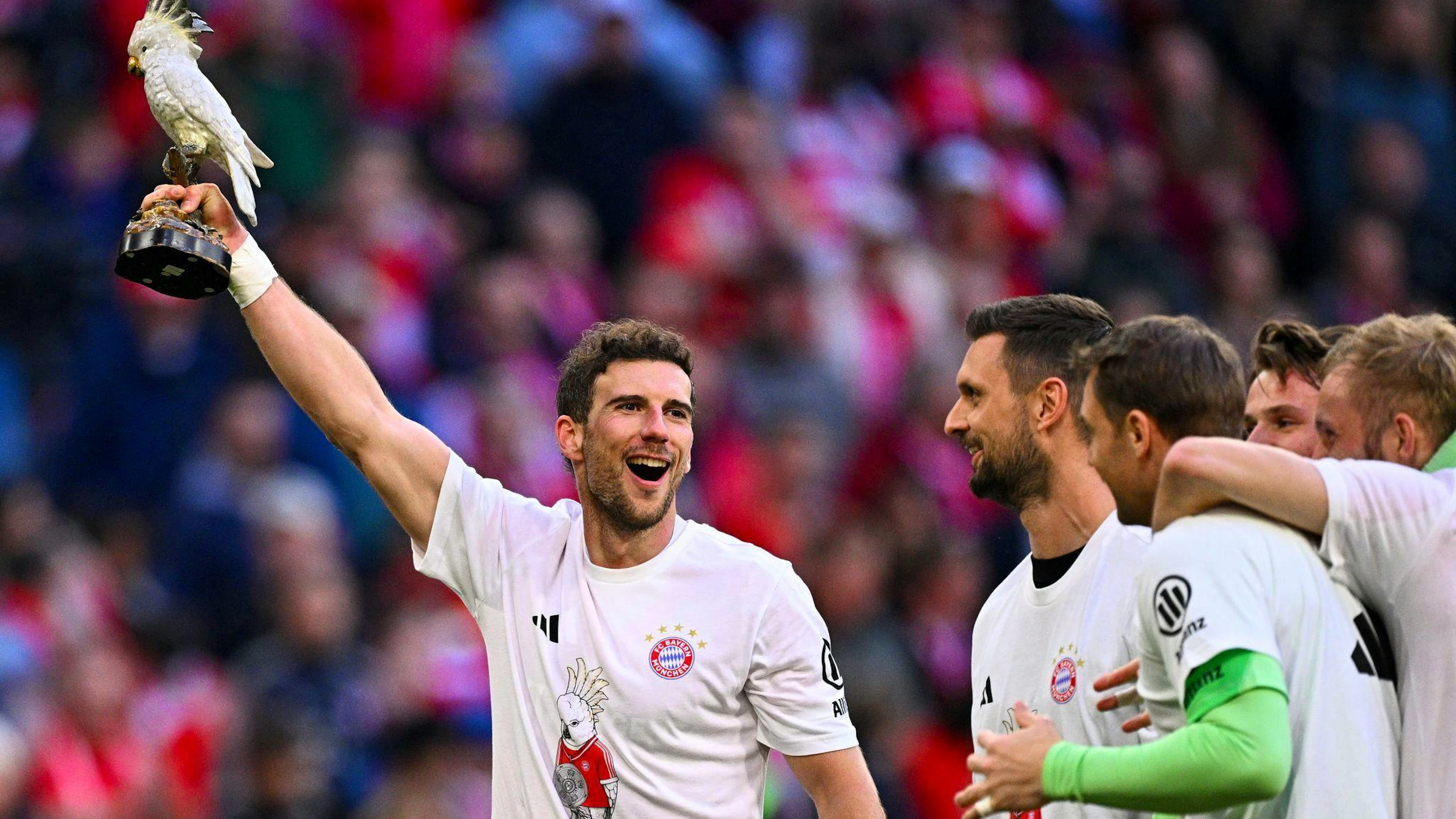 Leon Goretzka feiert mit Kakadu.