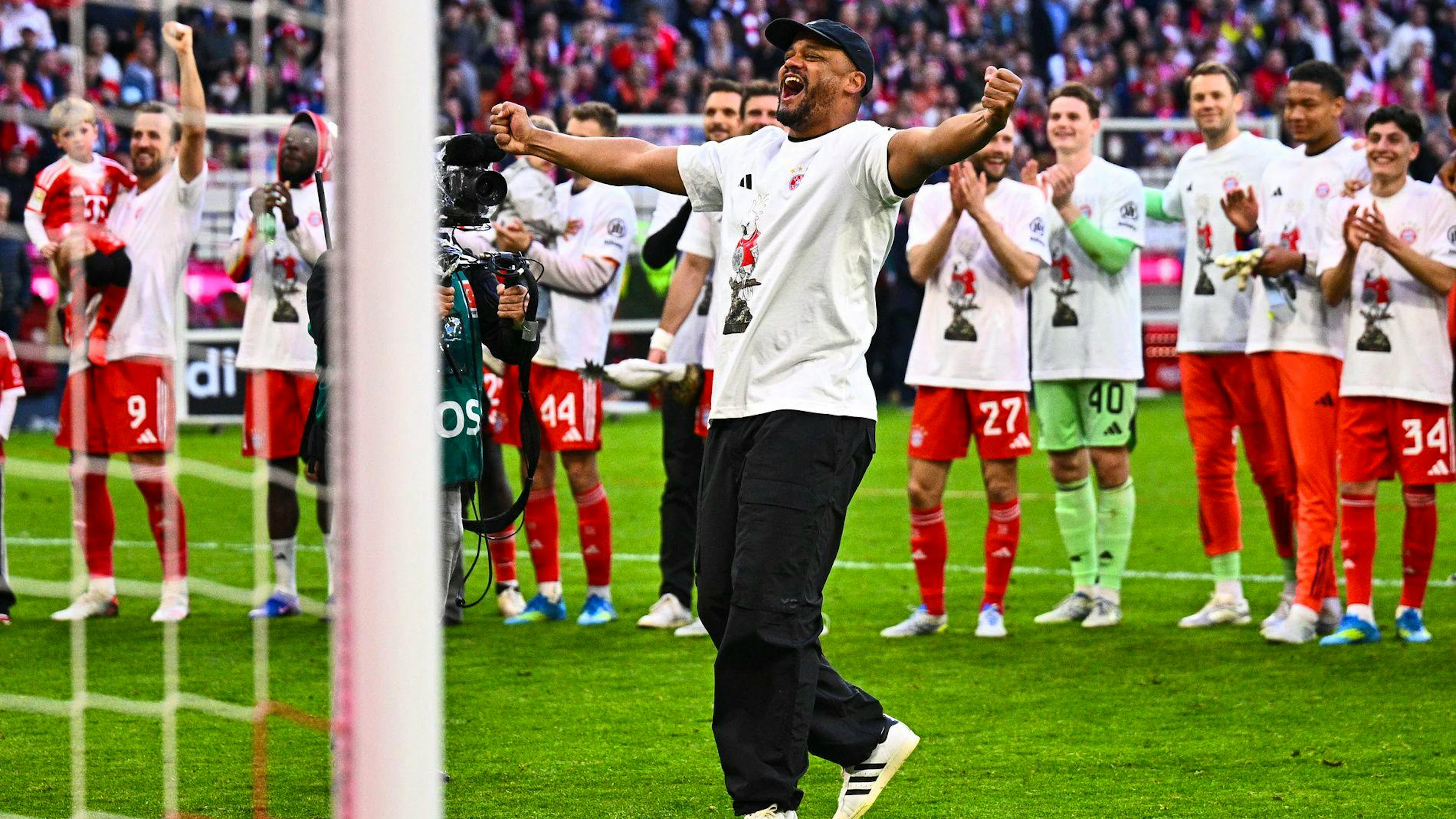 Bayern-Trainer Vincent Kompany lässt seiner Freude freien Lauf.