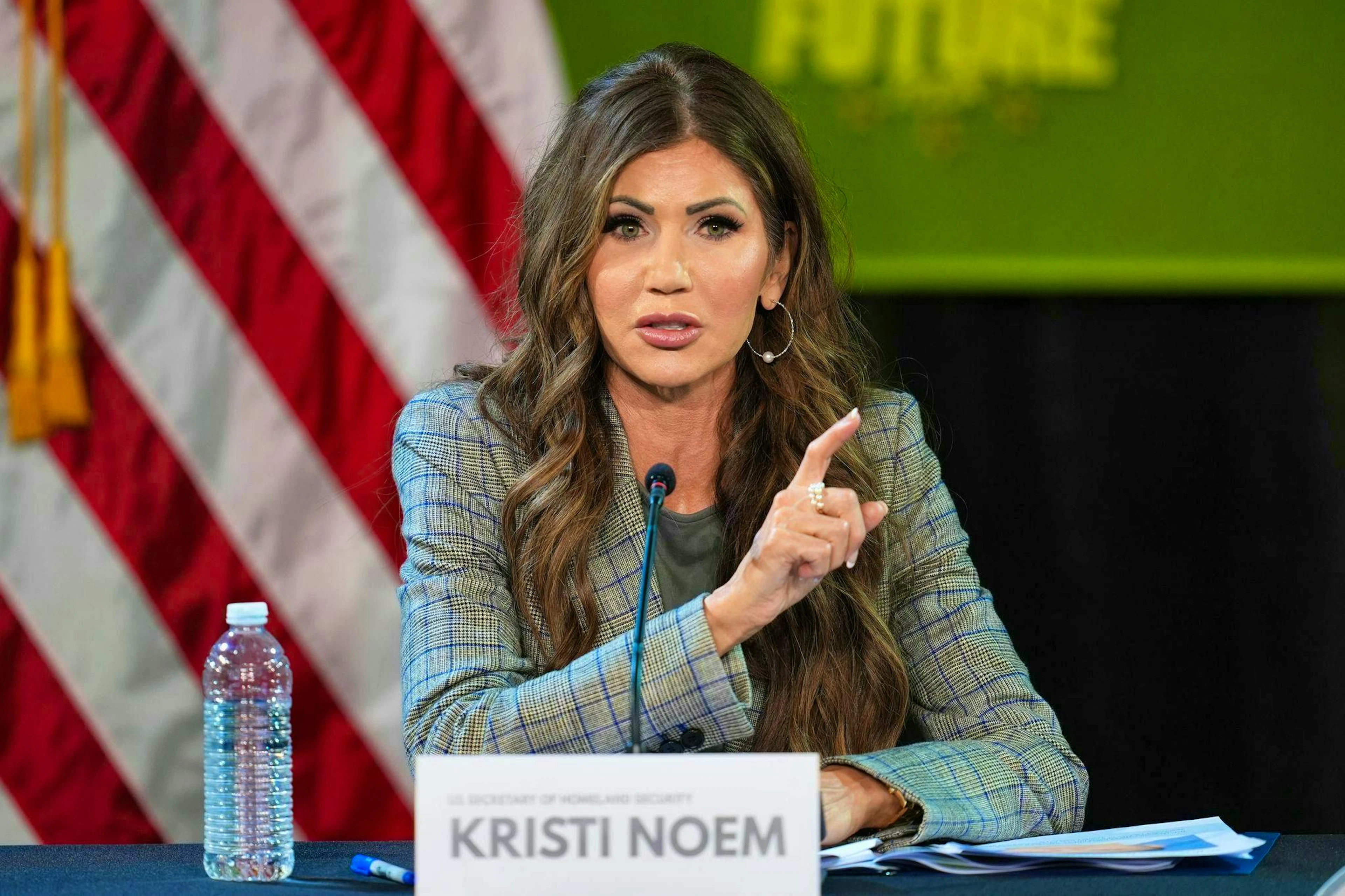 Kristi Noem si è polarizzata come Segretario alla Sicurezza interna degli Stati Uniti.