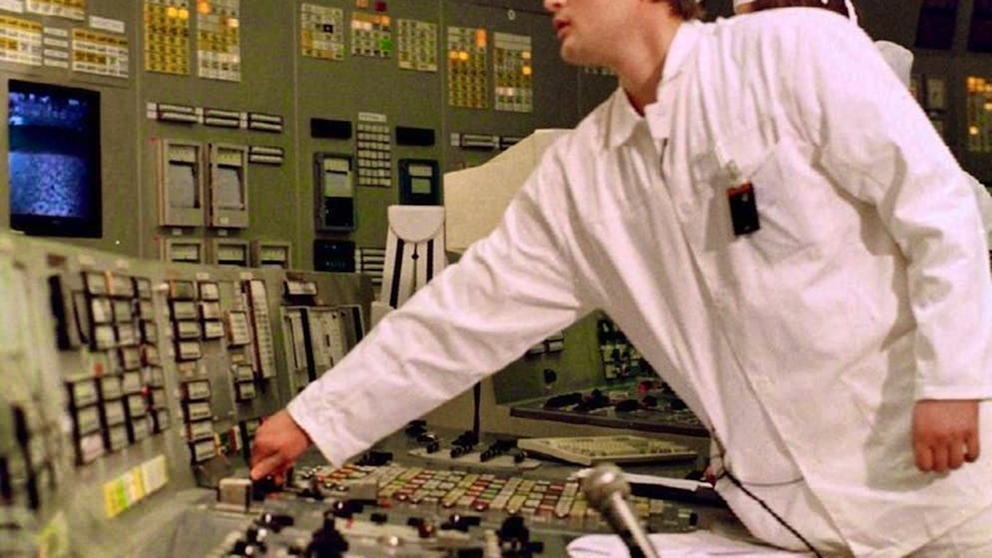 15. Dezember 2000: Reaktor 3 wird als letzter abgeschaltet. Die ukrainische Regierung erhält von der Europäischen Union fast 1,6 Milliarden Euro (bzw. 2,4 Milliarden Franken im Laufe der Zeit) für die Stilllegung des Kernkraftwerks Tschernobyl.
