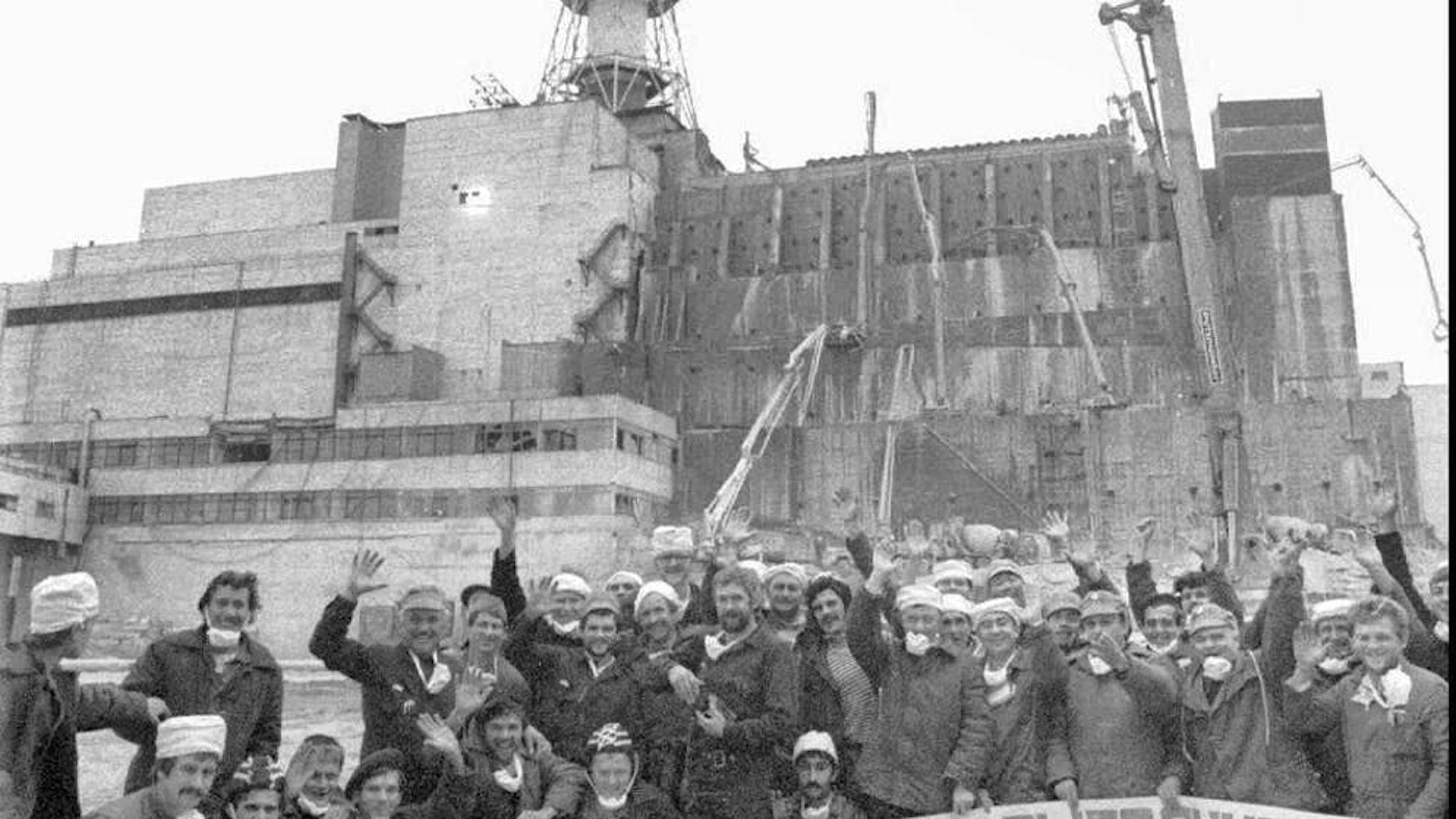 15. November 1986: Nach fünf Monaten Arbeit ist der Betonsarkophag, der den beschädigten Reaktor schützen soll, endlich fertig. Doch Regen, Frost und schlechtes Wetter stellen den 65 Meter hohen provisorischen Schutz auf eine harte Probe. Hundert Risse sind entstanden, die tragenden Wände sind einsturzgefährdet.