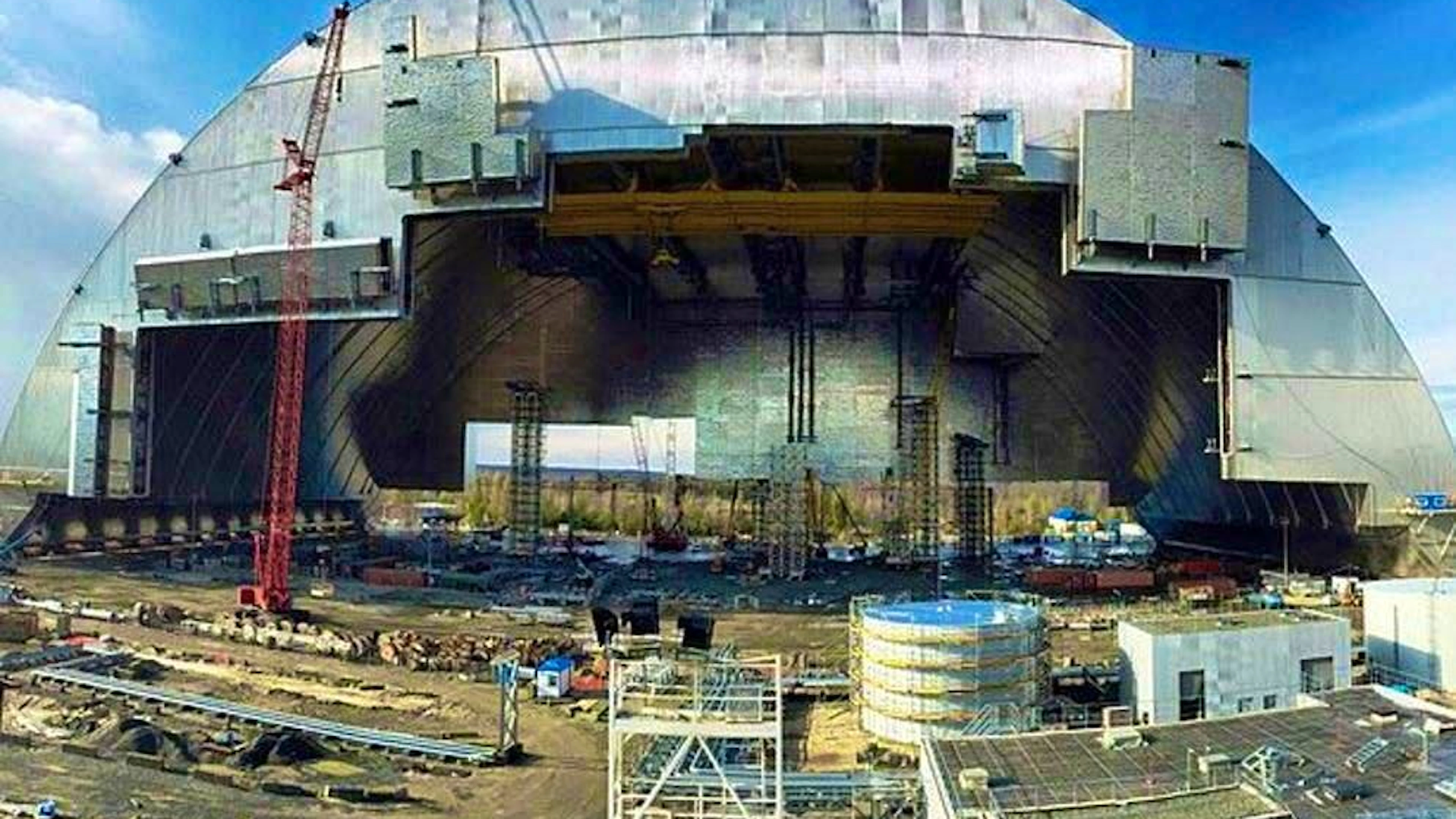 Das Bauwerk heißt New Safe Confinement, besteht aus Stahl, ist 110 Meter hoch, 165 Meter lang und 257 Meter breit und wiegt beeindruckende 36.200 Tonnen. Das Projekt kostete 1,5 Milliarden Euro und wurde aus einem Sonderfonds der Europäischen Bank für Wiederaufbau und Entwicklung finanziert, der von 45 Ländern unterstützt wurde. 