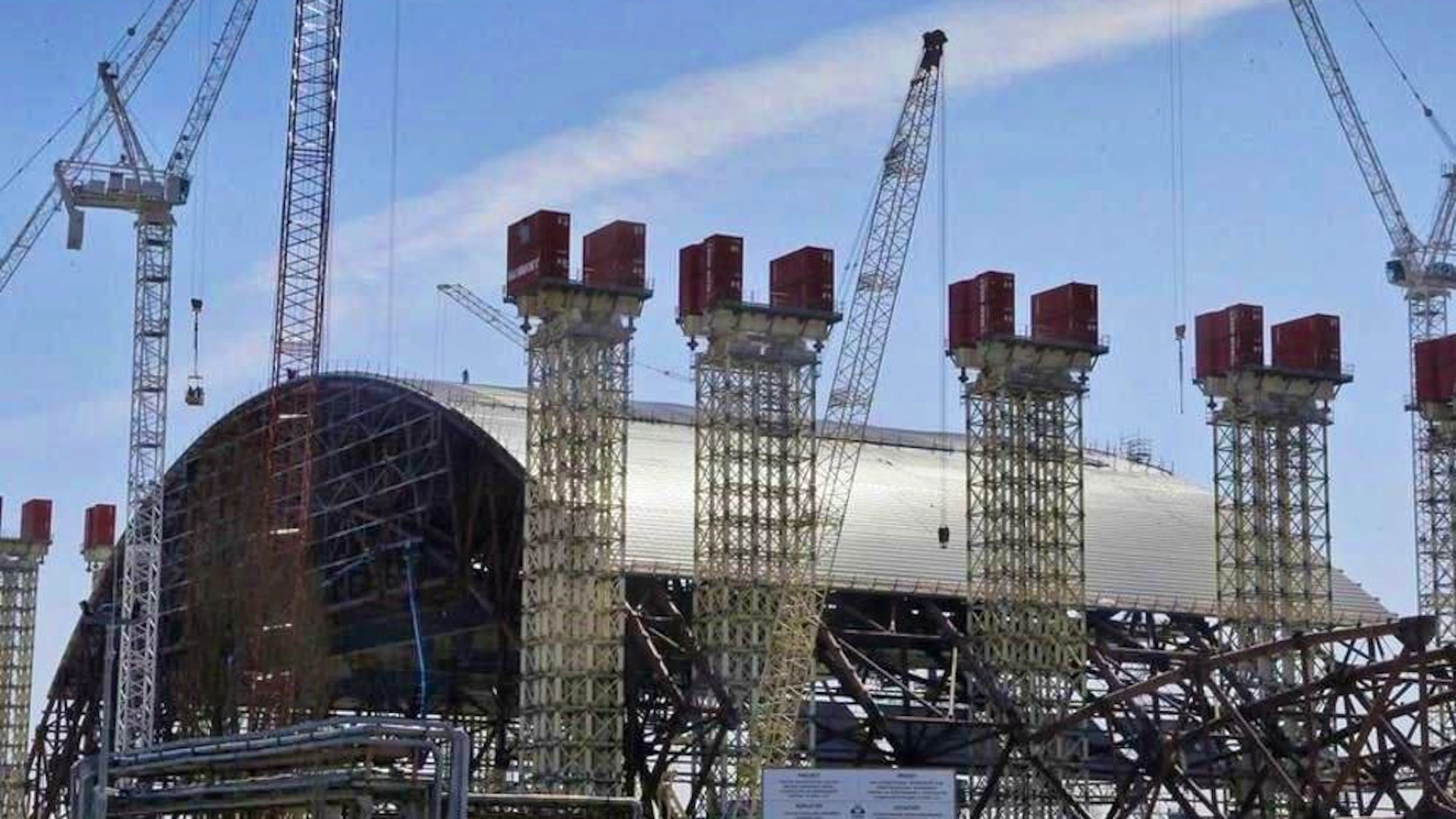 26. April 2012: Der Bau einer Stahlhülle über dem mehrfach sanierten Sarkophag beginnt. Der Sicherheitsbehälter wird Ende 2017 fertiggestellt. Er soll die Umgebung ein Jahrhundert lang vor Strahlung schützen.
