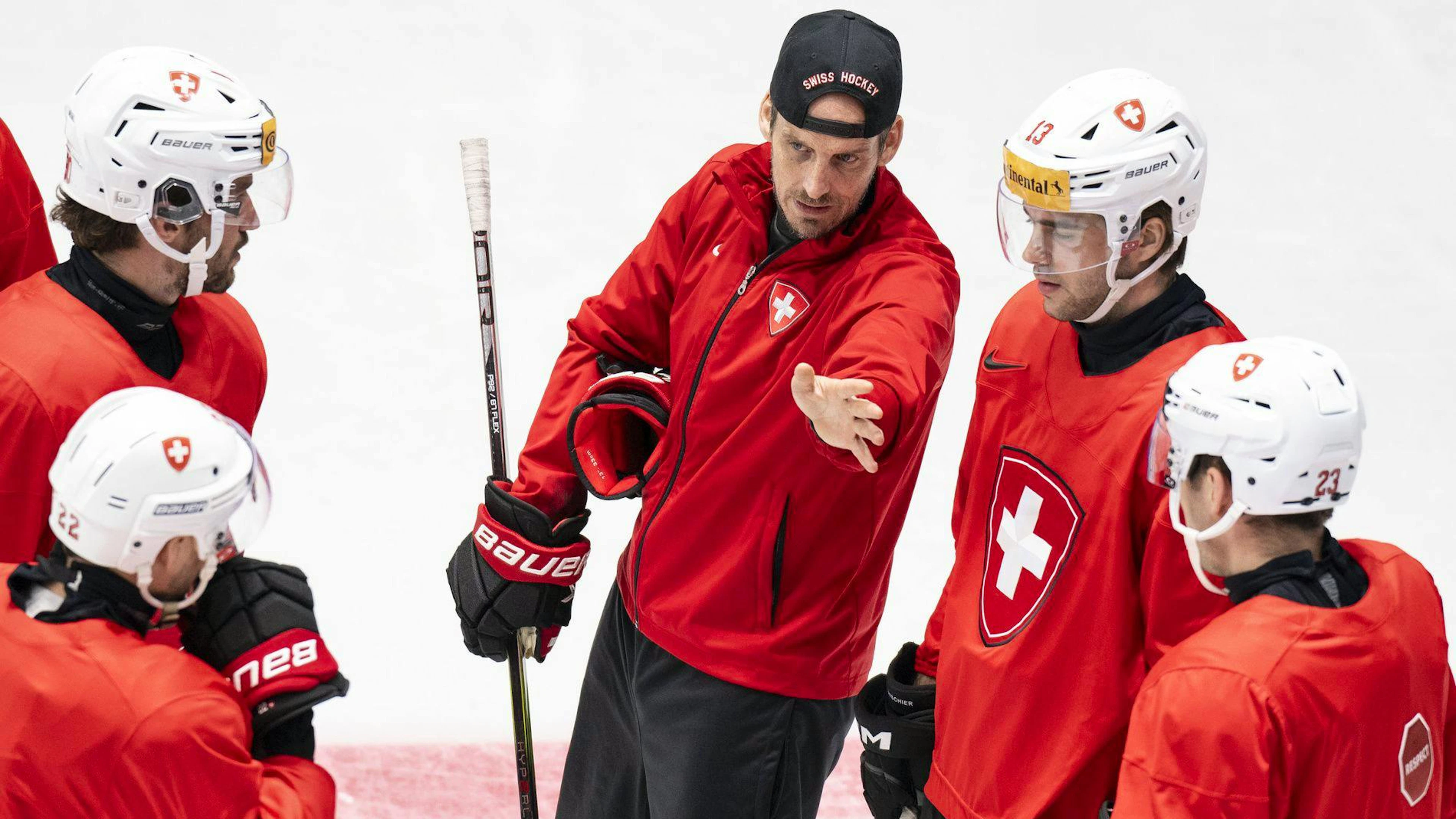Patrick Fischer im Gespräch mit Roman Josi, Nino Niederreiter und Co.