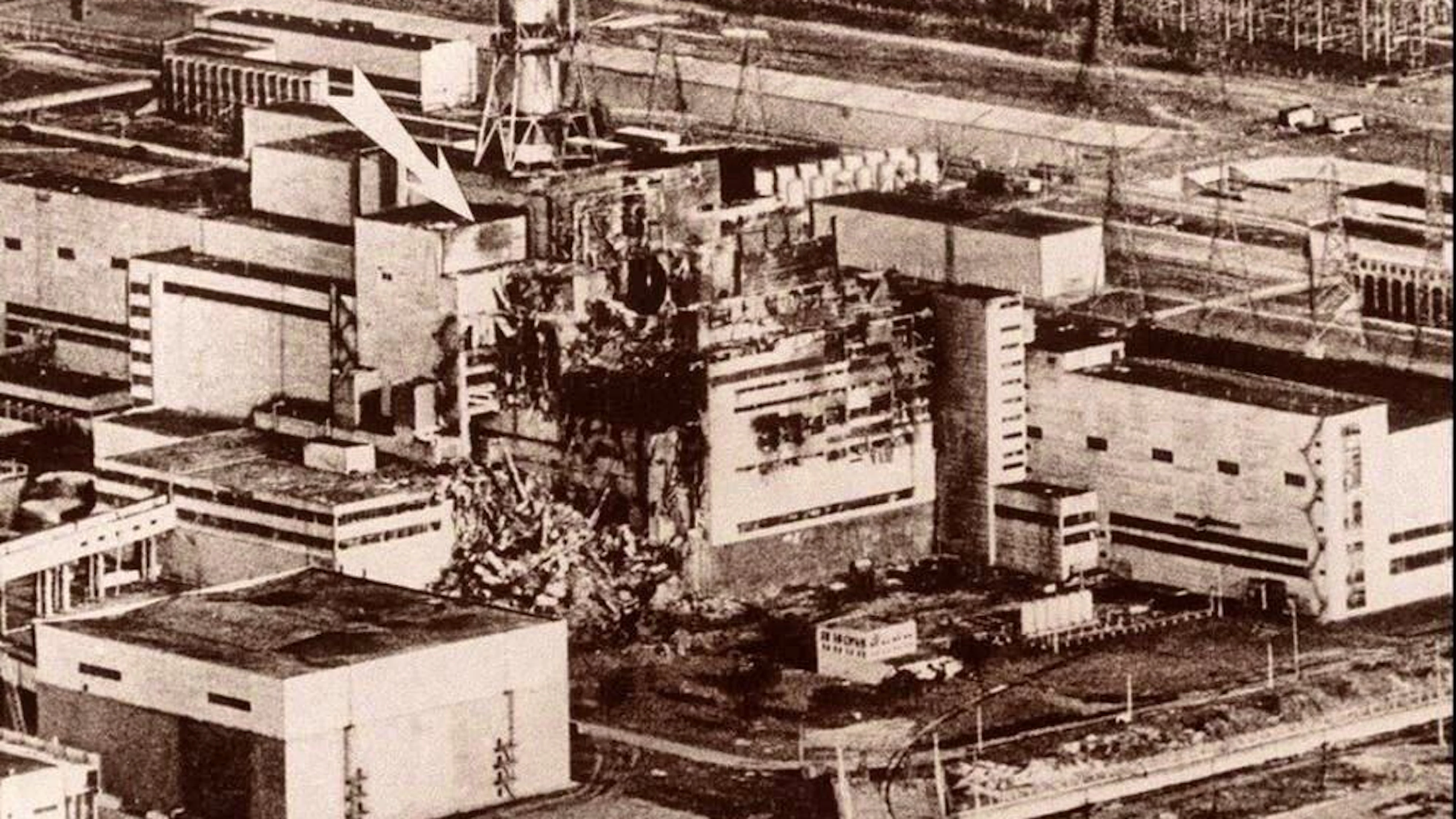 28. April 1986: In Polen und Skandinavien wird eine extrem hohe Radioaktivität gemessen. Wenig später werden Teile der Schweiz und andere europäische Länder in geringerem Maße von radioaktiven Emissionen betroffen. Die sowjetische Nachrichtenagentur Tass meldet erst am Abend, dass sich im Kernkraftwerk Tschernobyl ein Unfall ereignet hat.