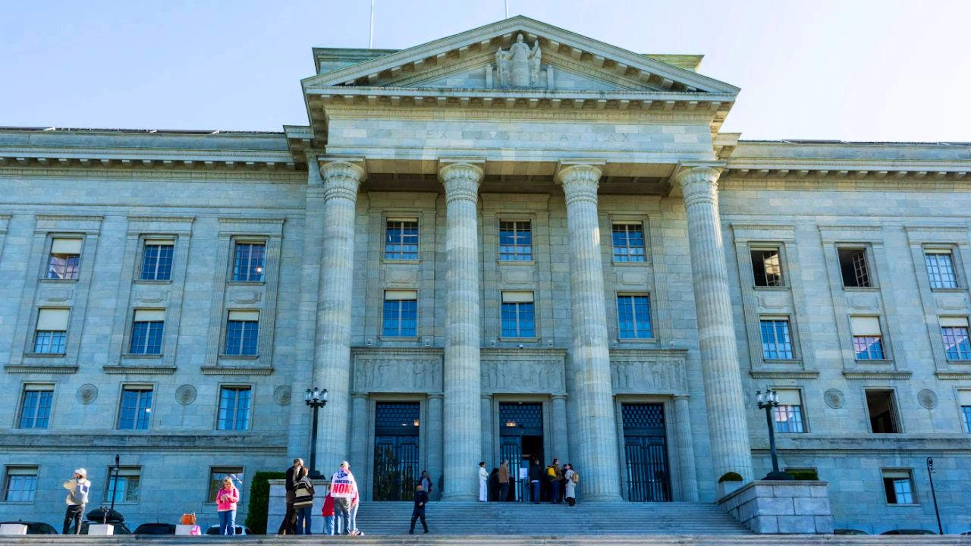 Un manipolo di manifestanti contro la legge sull'identità elettronica questa mattina davanti Tribunale federale, che dichiarato inammissibili i ricorsi contro l'Id-e.