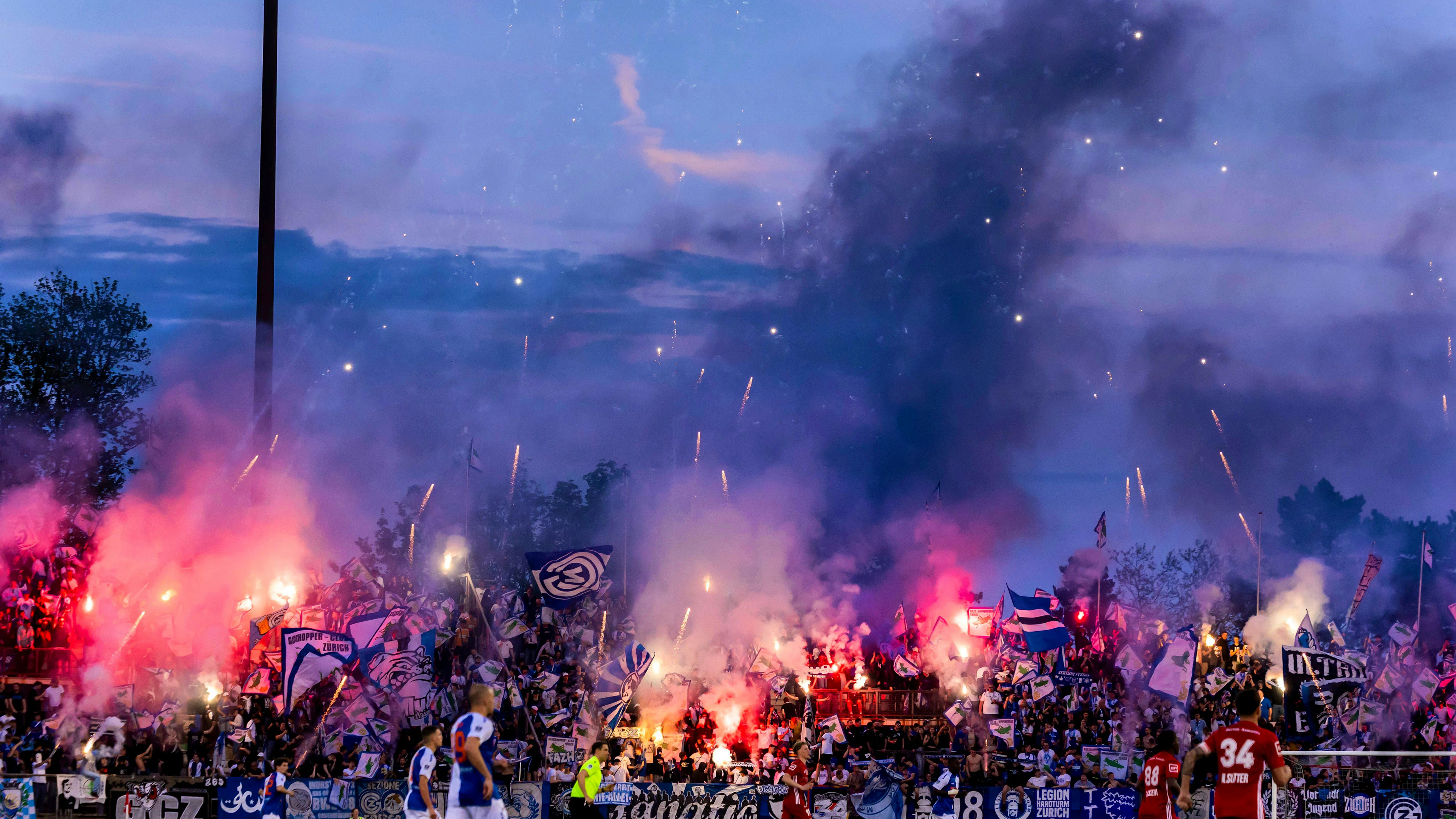 Les fans zurichois ont lancé de nombreux fumigènes sur la pelouse à la fin du match.