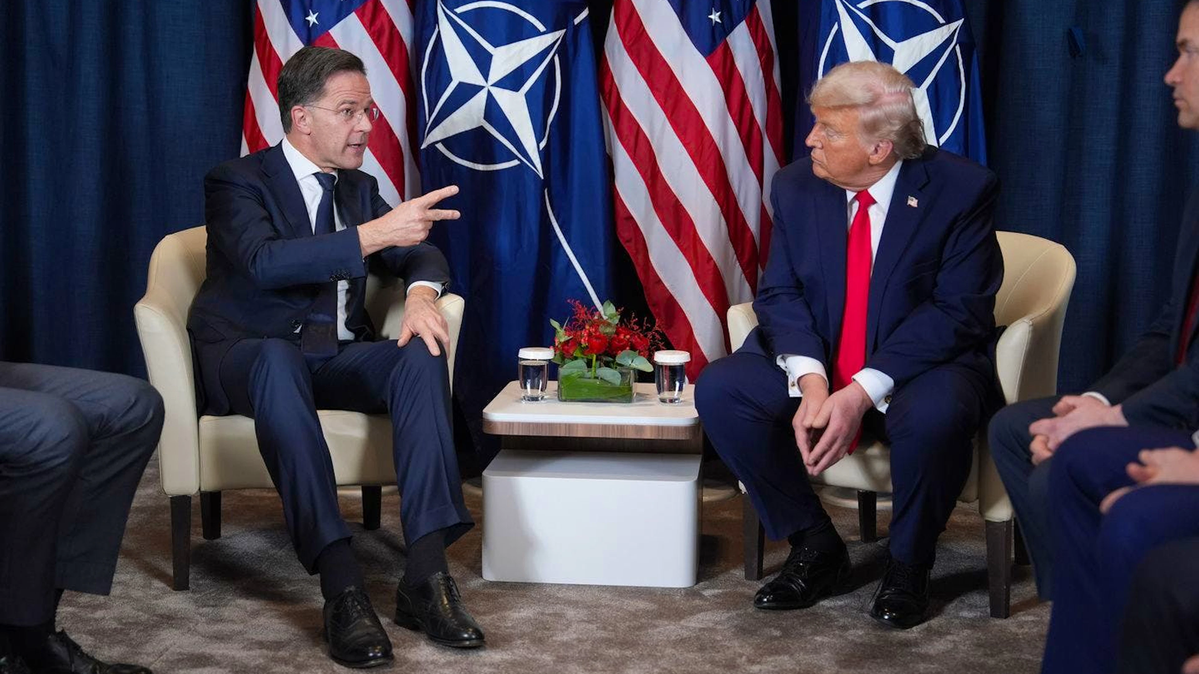 Die Liste, an der Beamte im Vorfeld des Besuchs von Nato-Generalsekretär Mark Rutte (l.) in Washington in diesem Monat arbeiteten, enthält eine Übersicht über die Beiträge der Mitglieder zum Bündnis.