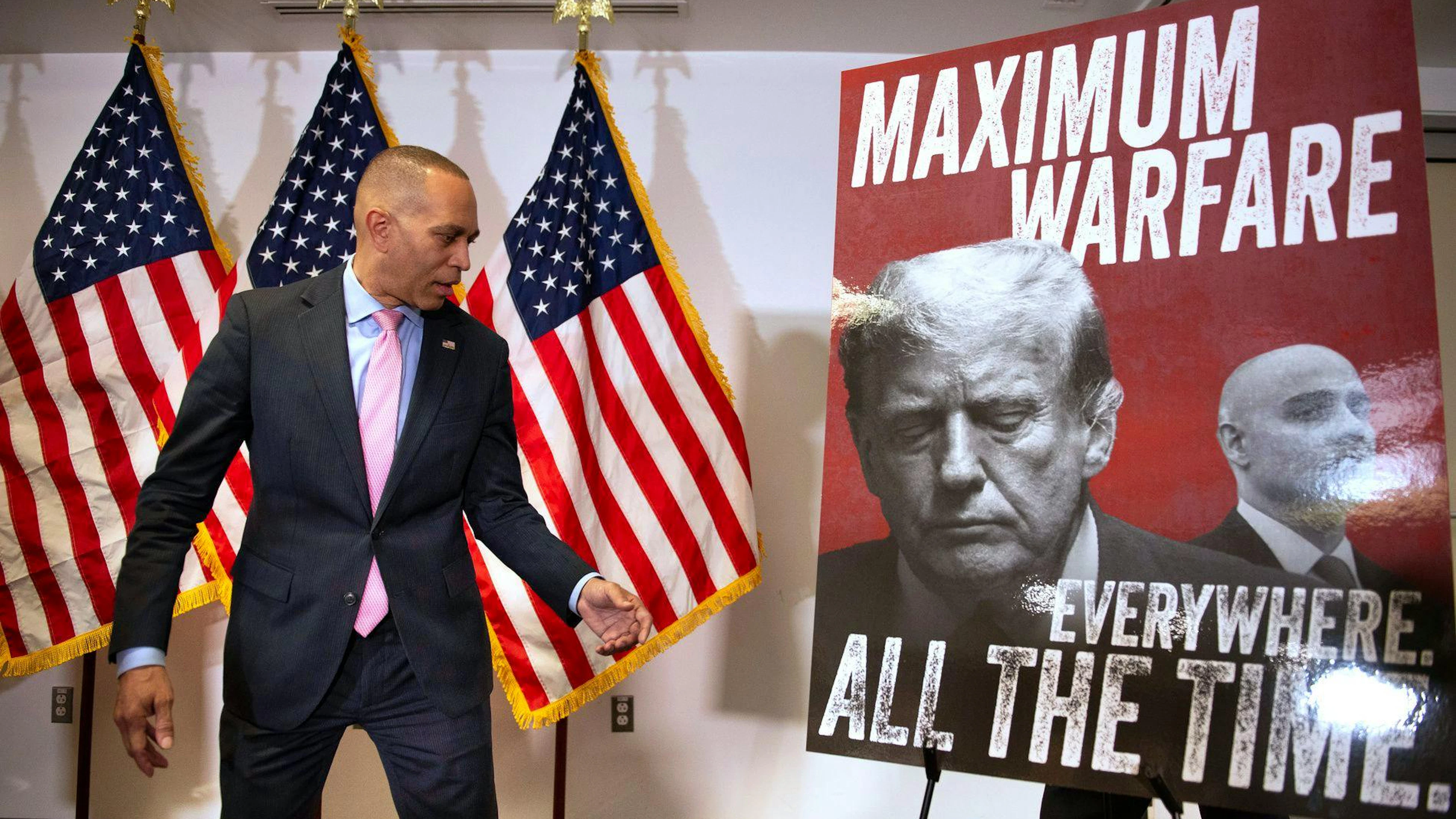 Hakeem Jeffries, chef de file de la minorité démocrate à la Chambre des représentants (New York), s'exprime au sujet du vote sur le redécoupage électoral en Virginie, au siège du Comité national démocrate à Washington, le mercredi 22 avril 2026. (Photo AP/Cliff Owen)
