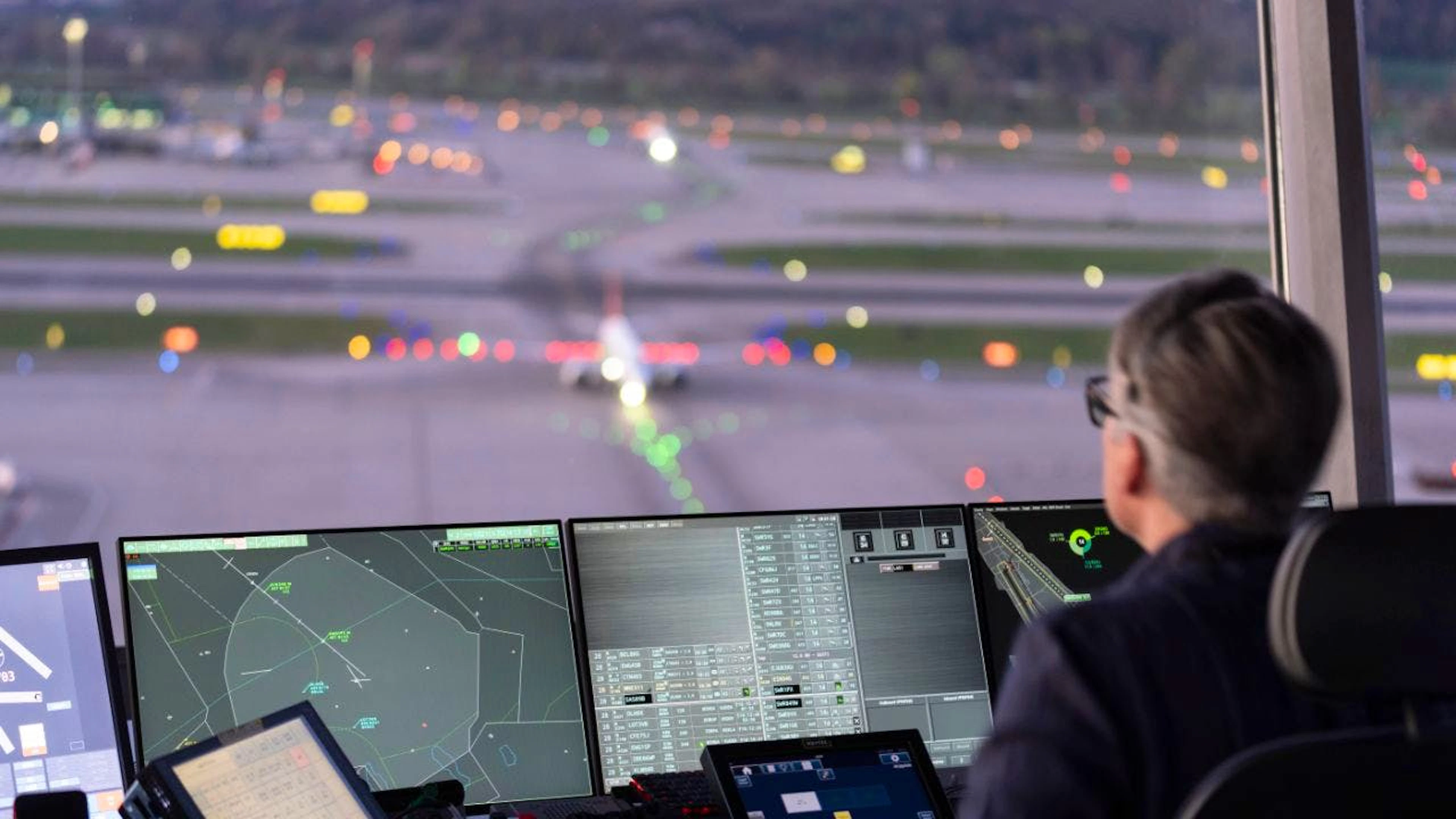 Image d'illustration d'un contrôleur aérien de Skyguide, dans la tour de contrôle de l'aéroport de Zurich-Kloten.