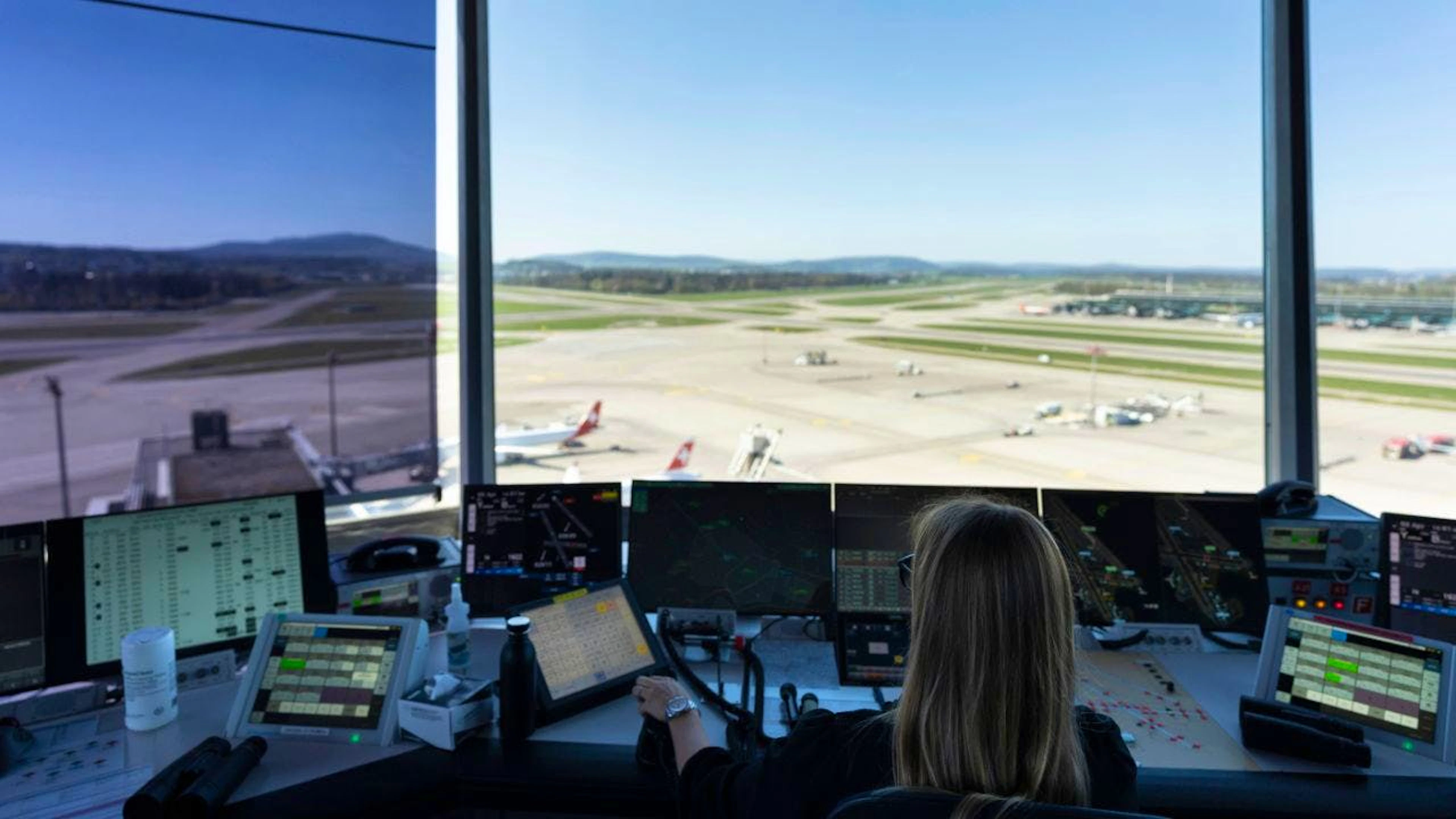 Eine Mitarbeiterin von Skyguide im Tower des Flughafens Zürich Kloten lotst die Flugzeuge im Ab- und Anflug. (Archivbild)
