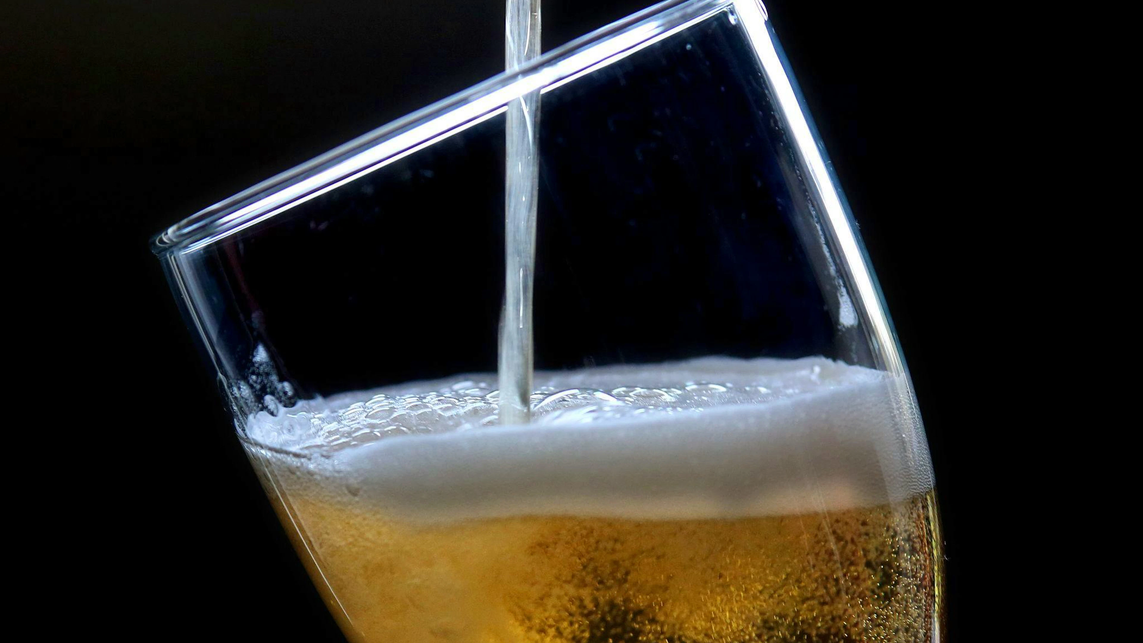 Das Feierabendbier ist beliebt. Doch alkoholhaltiges Bier ist weniger sinnvoll, da es den Körper dehydriert.