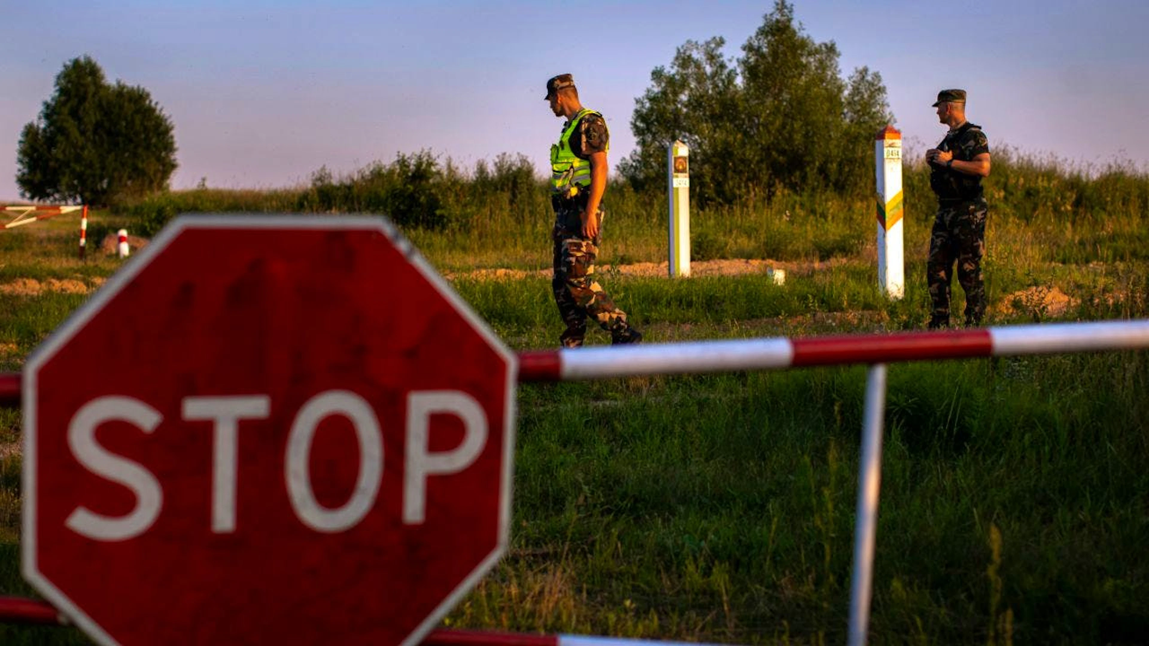 ARCHIV – Mitglieder des litauischen Grenzschutzdienstes patrouillieren an der Grenze zu Belarus. Foto: Mindaugas Kulbis/AP/dpa