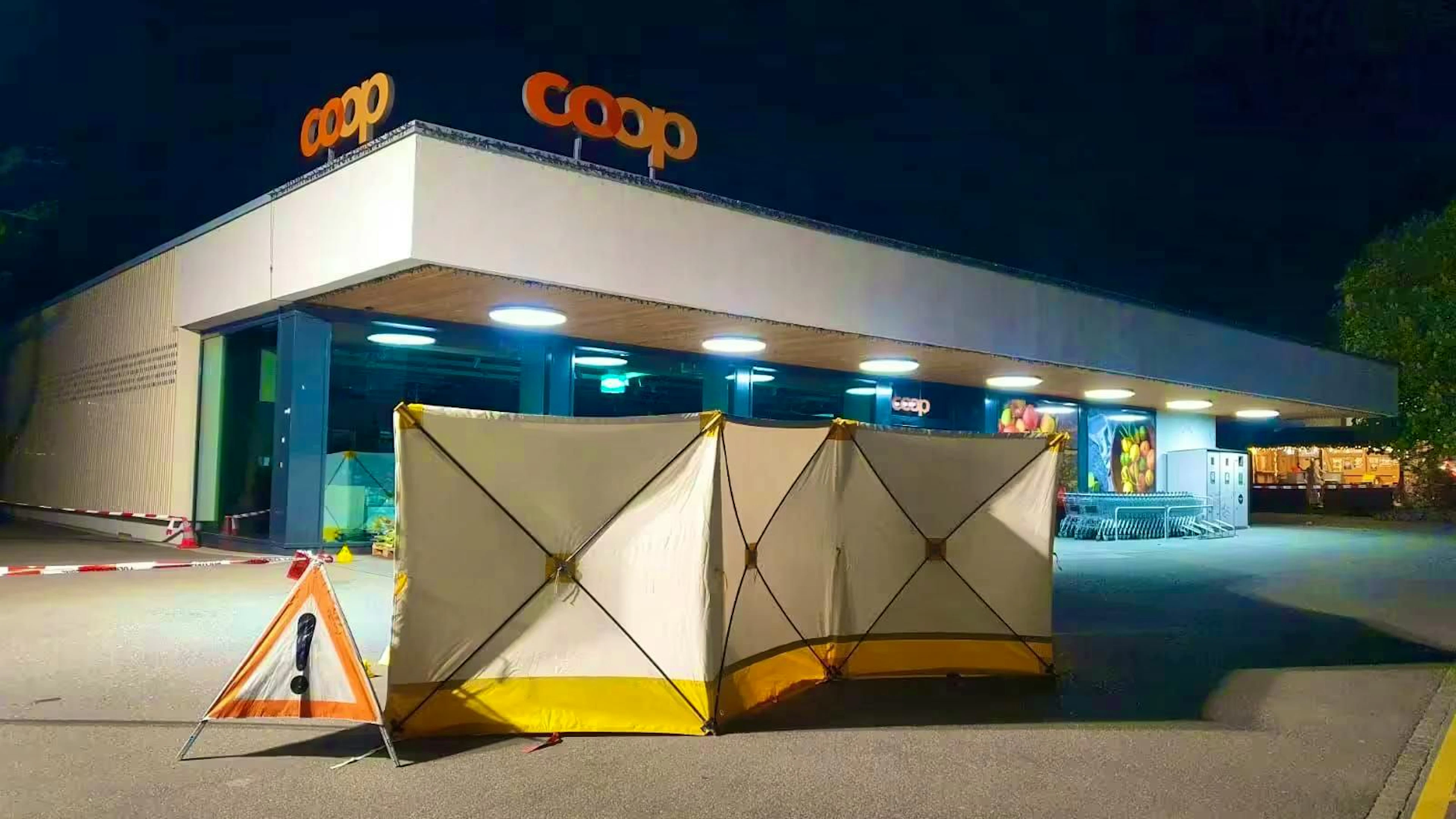 The police have set up a screen in front of the Coop store in Thayngen SH.