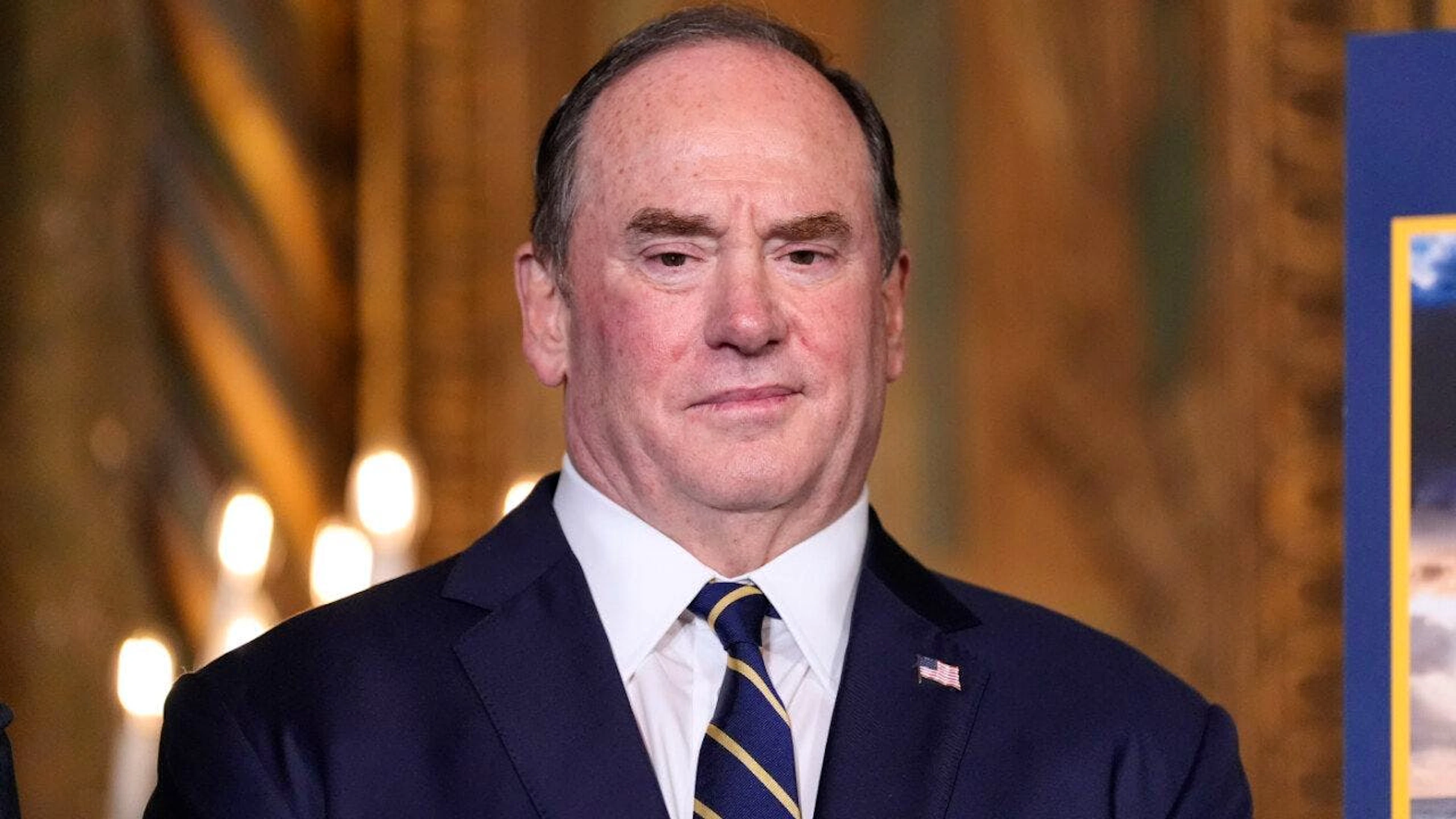 ARCHIV – US-Marineminister John Phelan hört zu, während US-Präsident Trump in seinem Club Mar-a-Lago spricht. Foto: Alex Brandon/AP/dpa