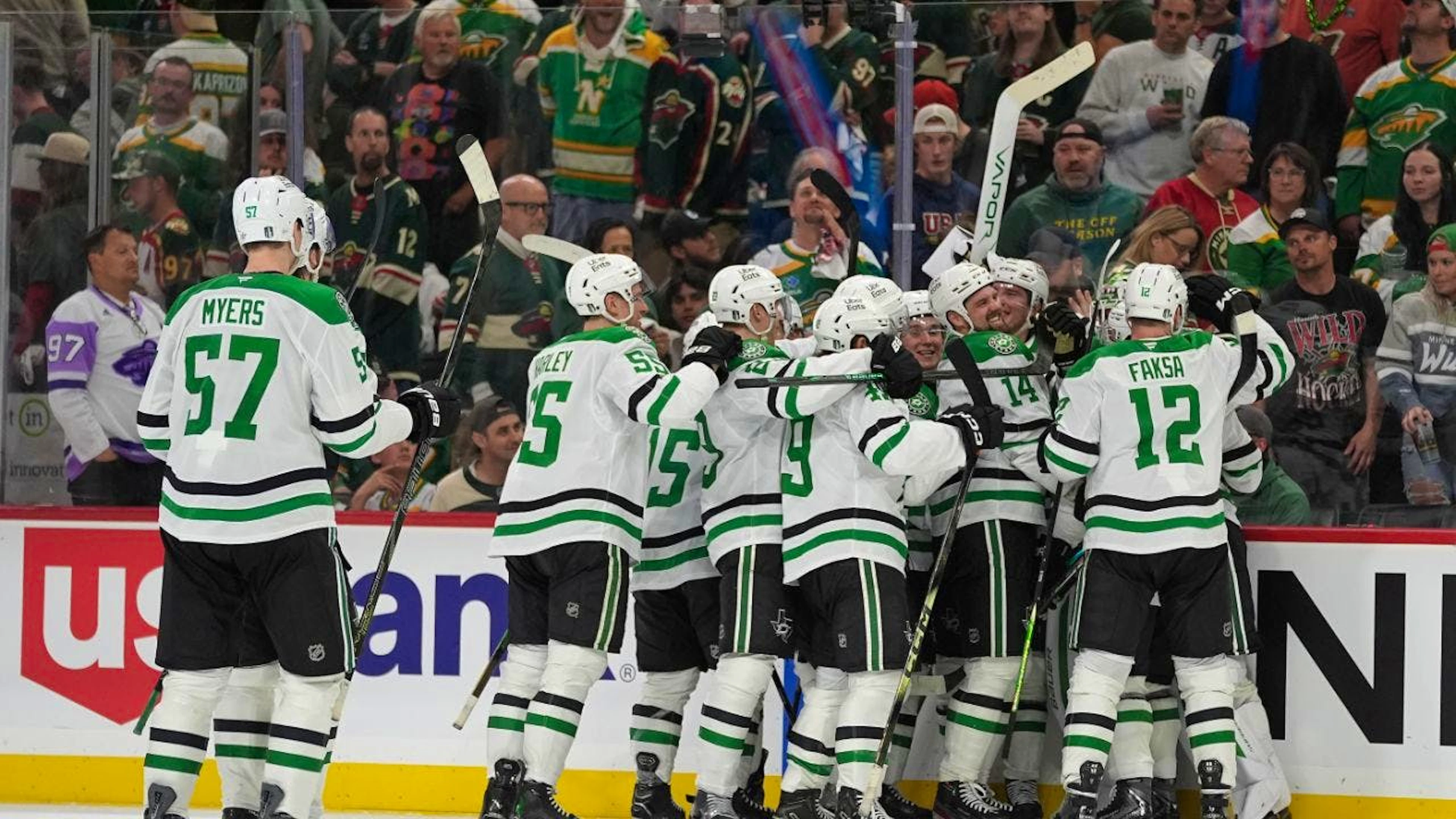 Die Spieler der Dallas Stars jubeln über den Sieg gegen Minnesota