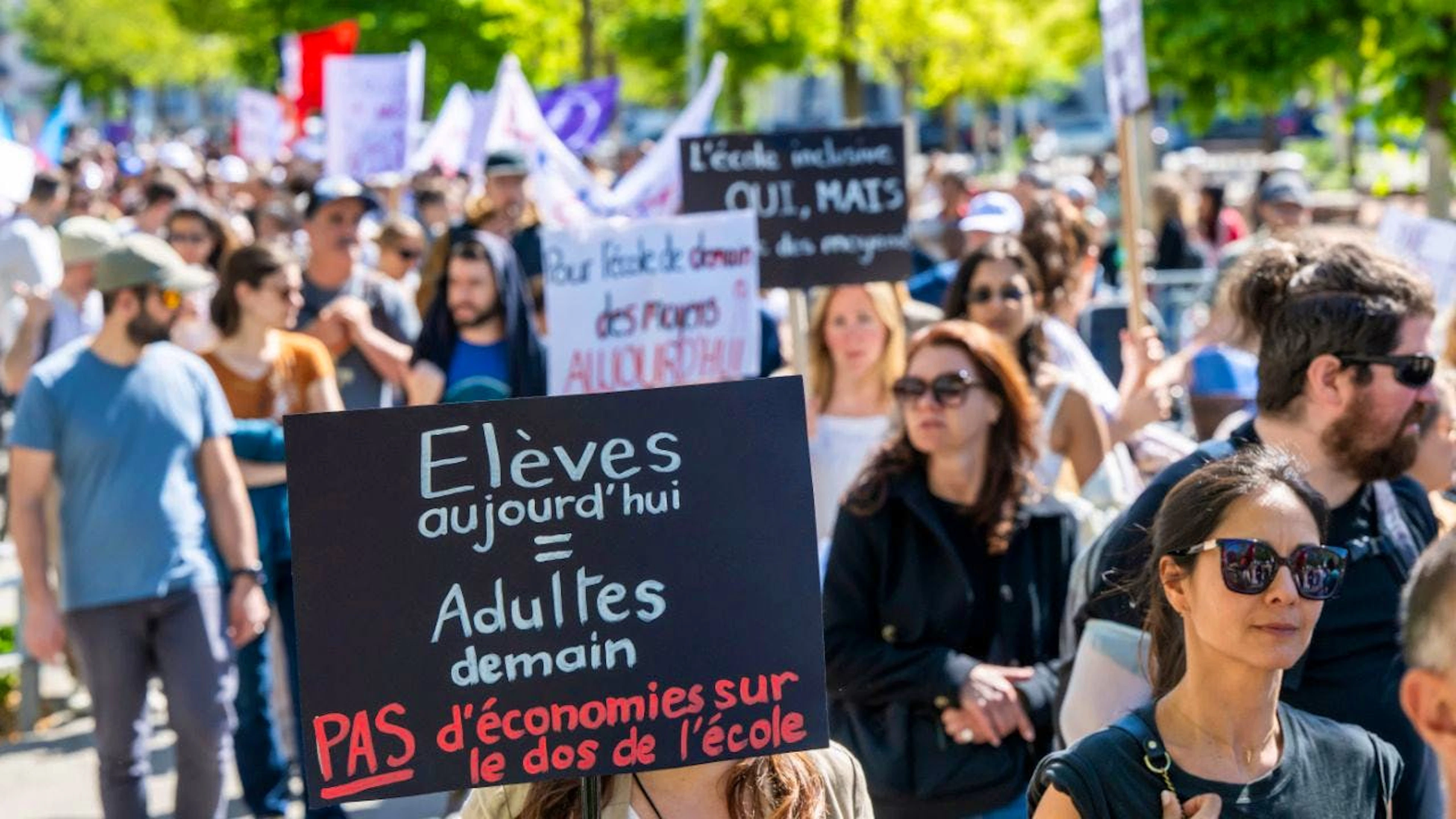 Dipendenti statali e parastatali in piazza oggi a Ginevra per protestare contro le misure di risparmio del Cantone.