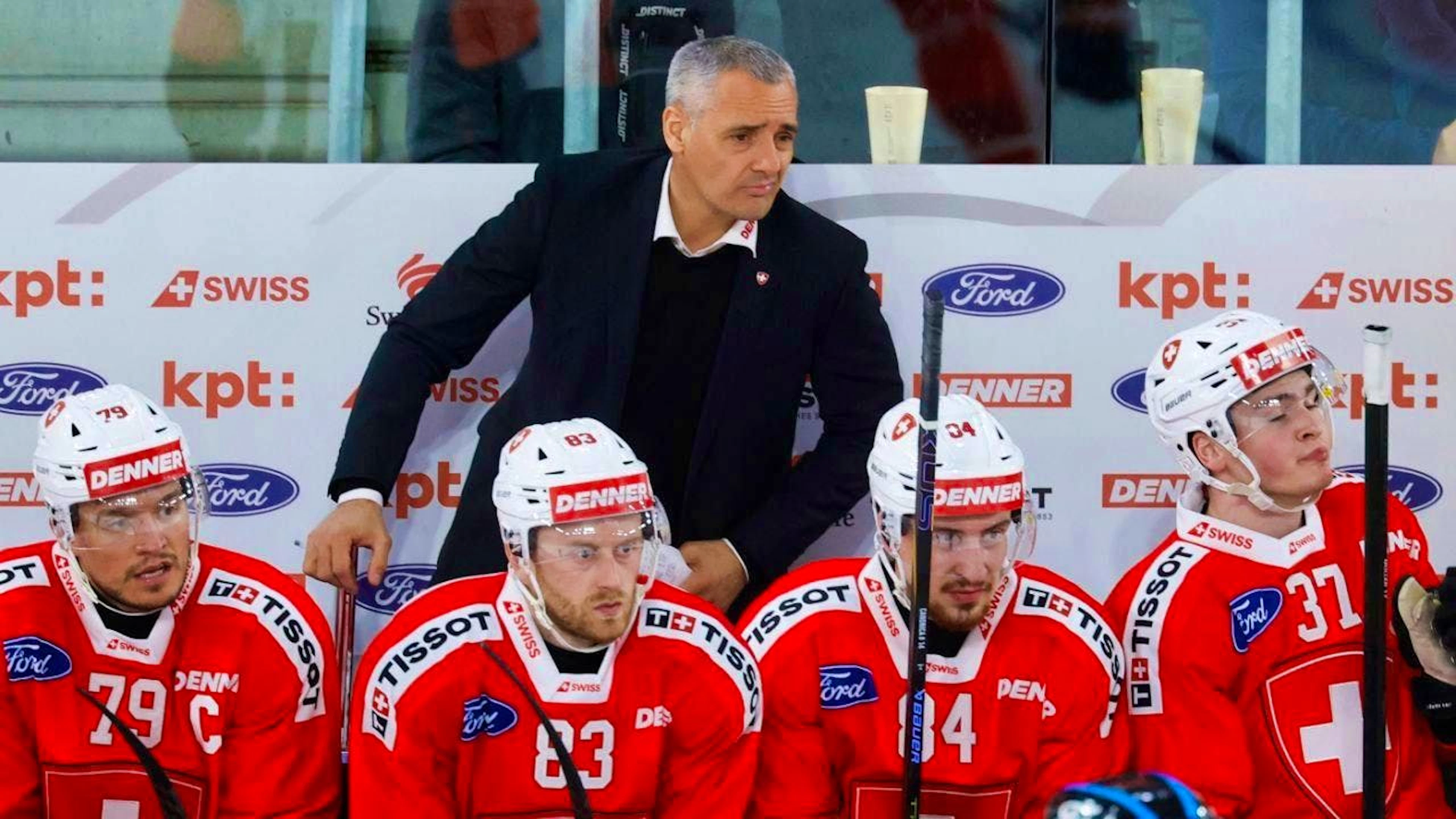 Jan Cadieux and the Swiss ice hockey team beat Hungary 6:1 and celebrate their third win in a row. Preparation win in a row