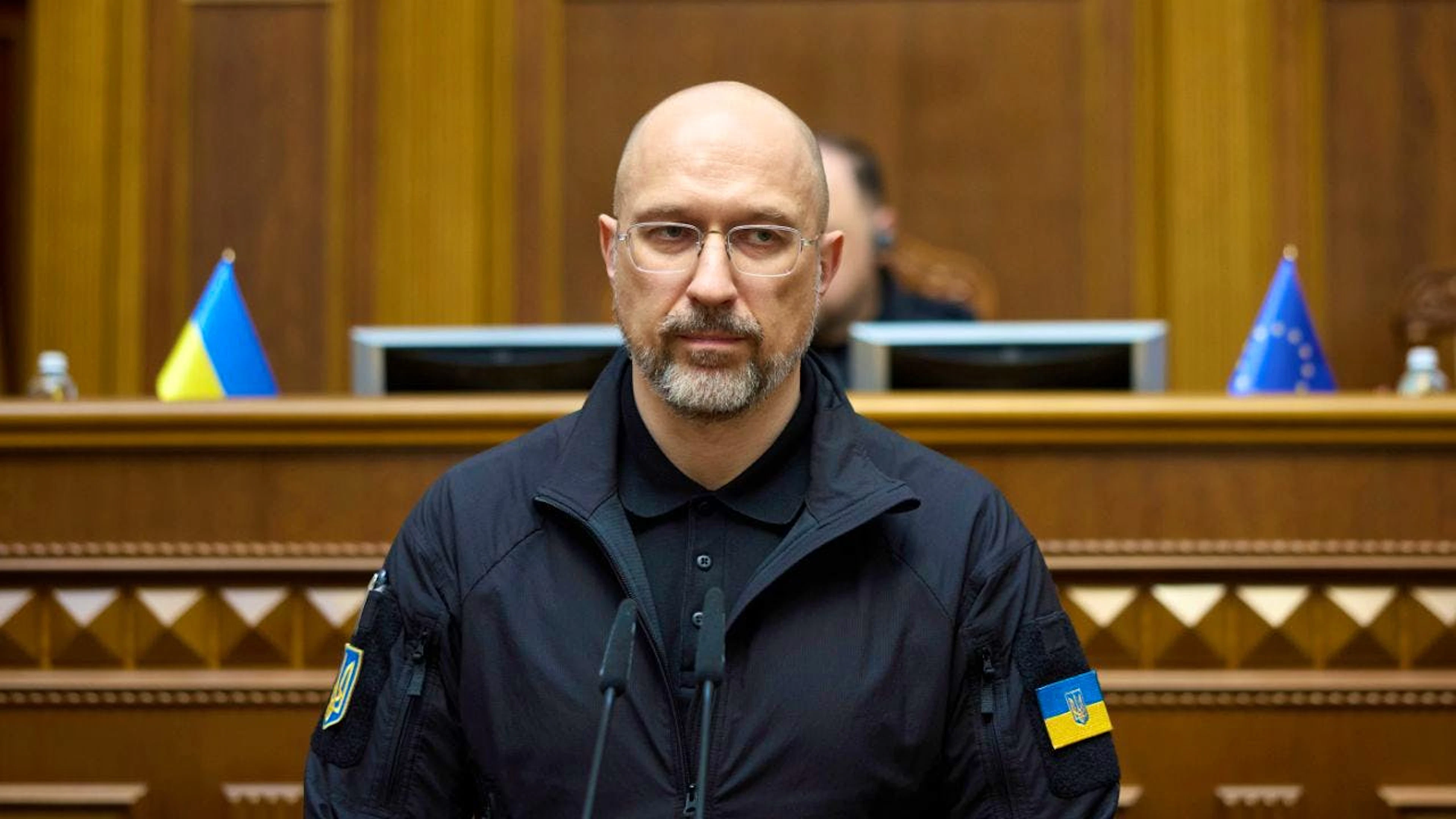 ARCHIV – Denys Schmyhal, damals Verteidigungs-, heute Energieminister, spricht im Sitzungssaal des Parlaments in Kiew. Die Ukraine wehrt sich seit mehr als drei Jahren gegen eine russische Invasion. Foto: Vadym Sarakhan/AP/dpa