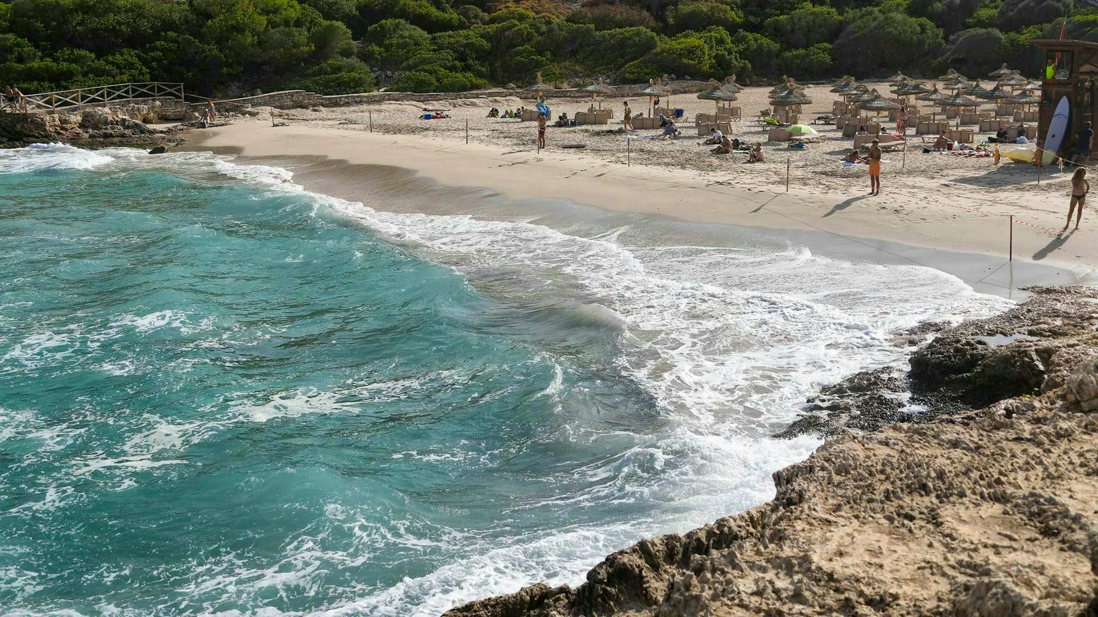 A German died in the east of Mallorca while trying to help other bathers in distress.