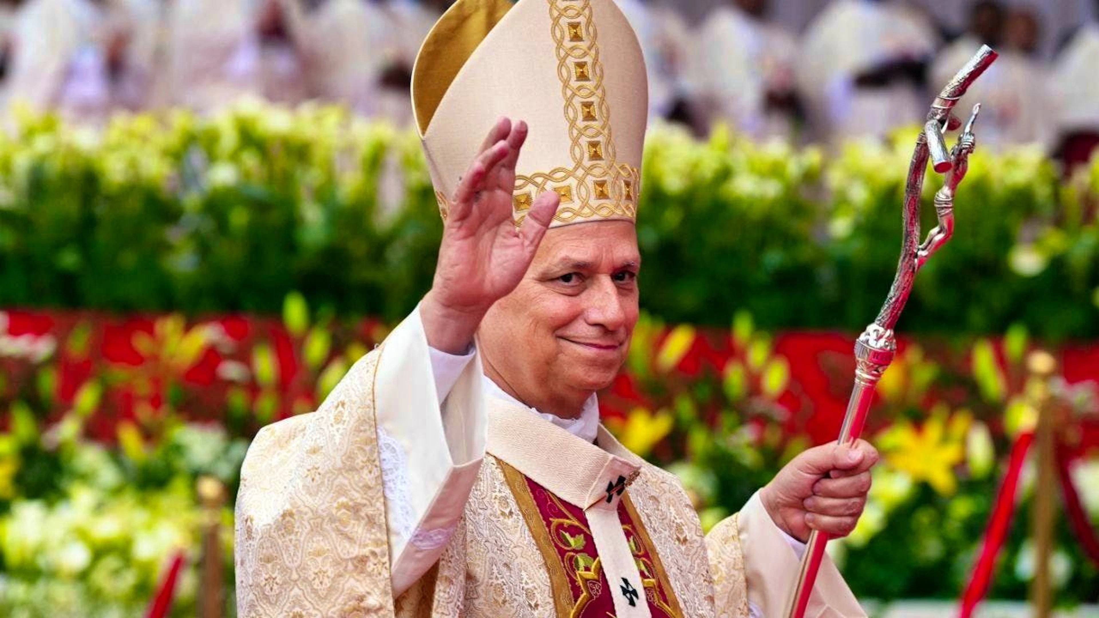 dpatopbilder - Pope Leo XIV arrives at the Malabo stadium to celebrate Holy Mass on the last day of his eleven-day pastoral visit to Africa. Photo: Misper Apawu/AP/dpa