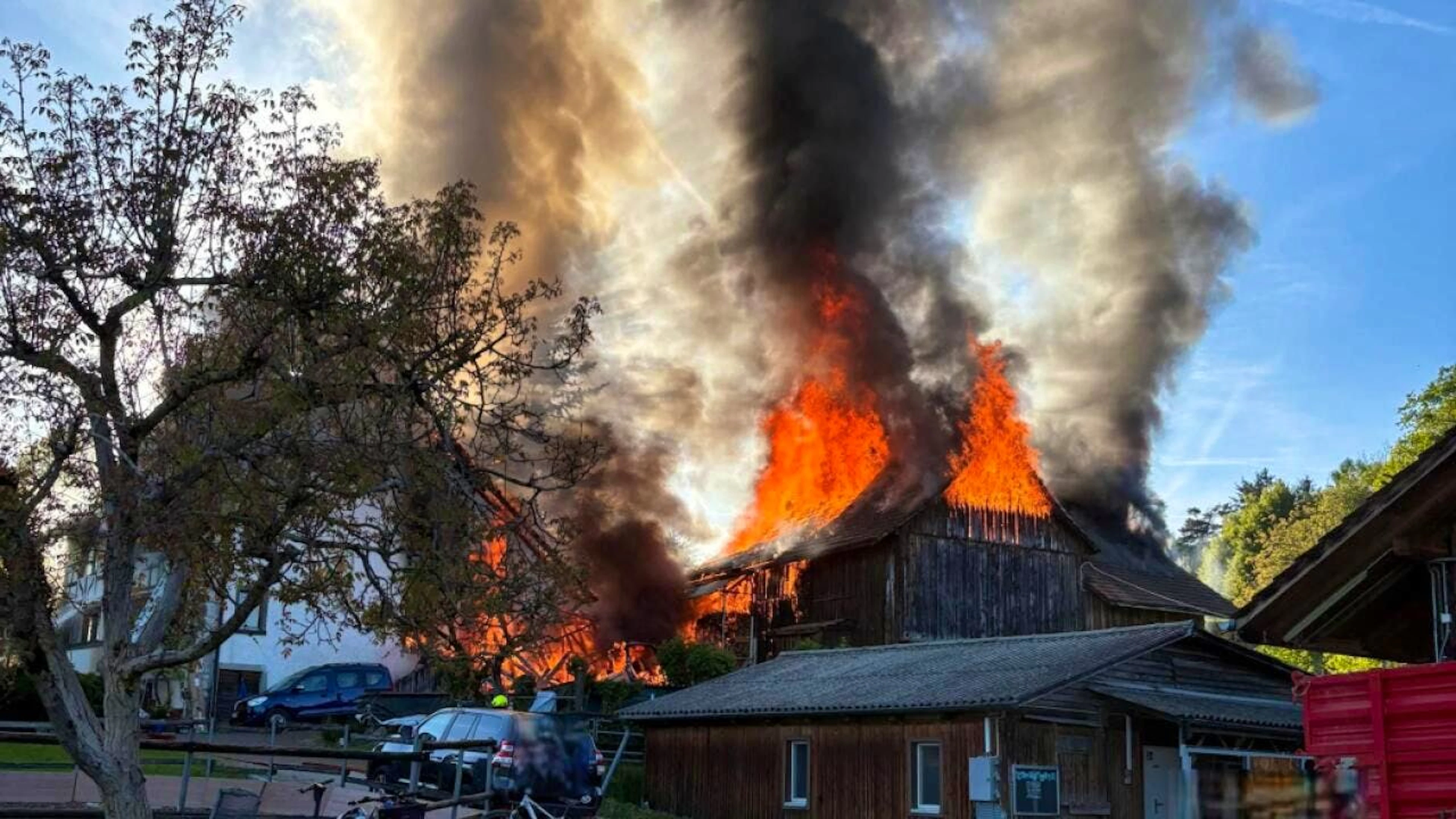 Dix personnes ont été blessées dans l'incendie d'un centre équestre à Hombrechtikon (ZH). Les animaux s'en sont eux tirés indemnes.