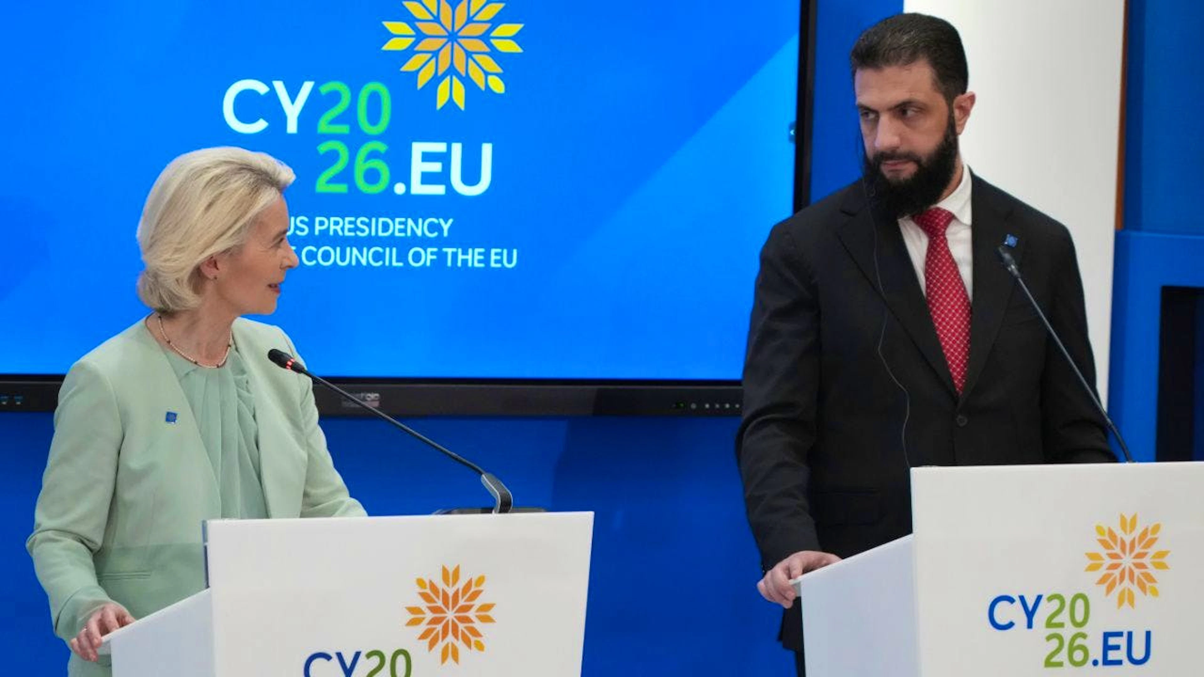 Die Präsidentin der Europäischen Kommission, Ursula von der Leyen (l), und der syrische Präsident Ahmad al-Sharaa bei einer Pressekonferenz nach dem EU-Gipfel. Foto: Petros Karadjias/AP/dpa