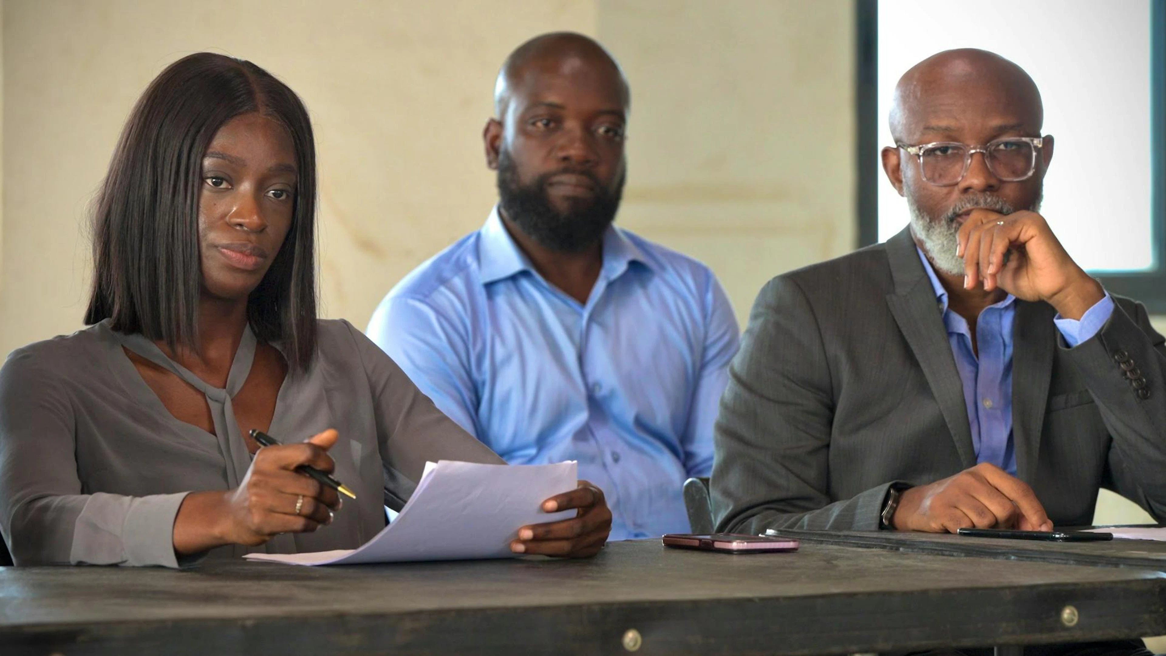 Kweku Adoboli assiste pour le film à la reconstitution de son procès.