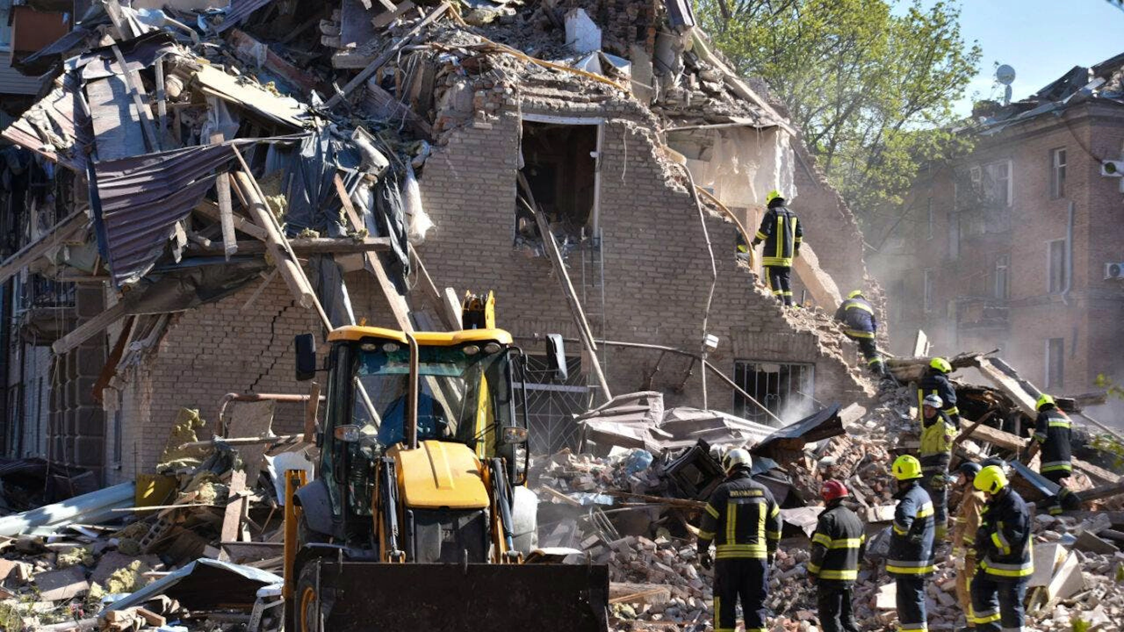 Rettungskräfte räumen die Trümmer eines durch einen russischen Angriff zerstörten Wohnhauses in Dnipro weg. Foto: Mykola Synelnykov/AP/dpa